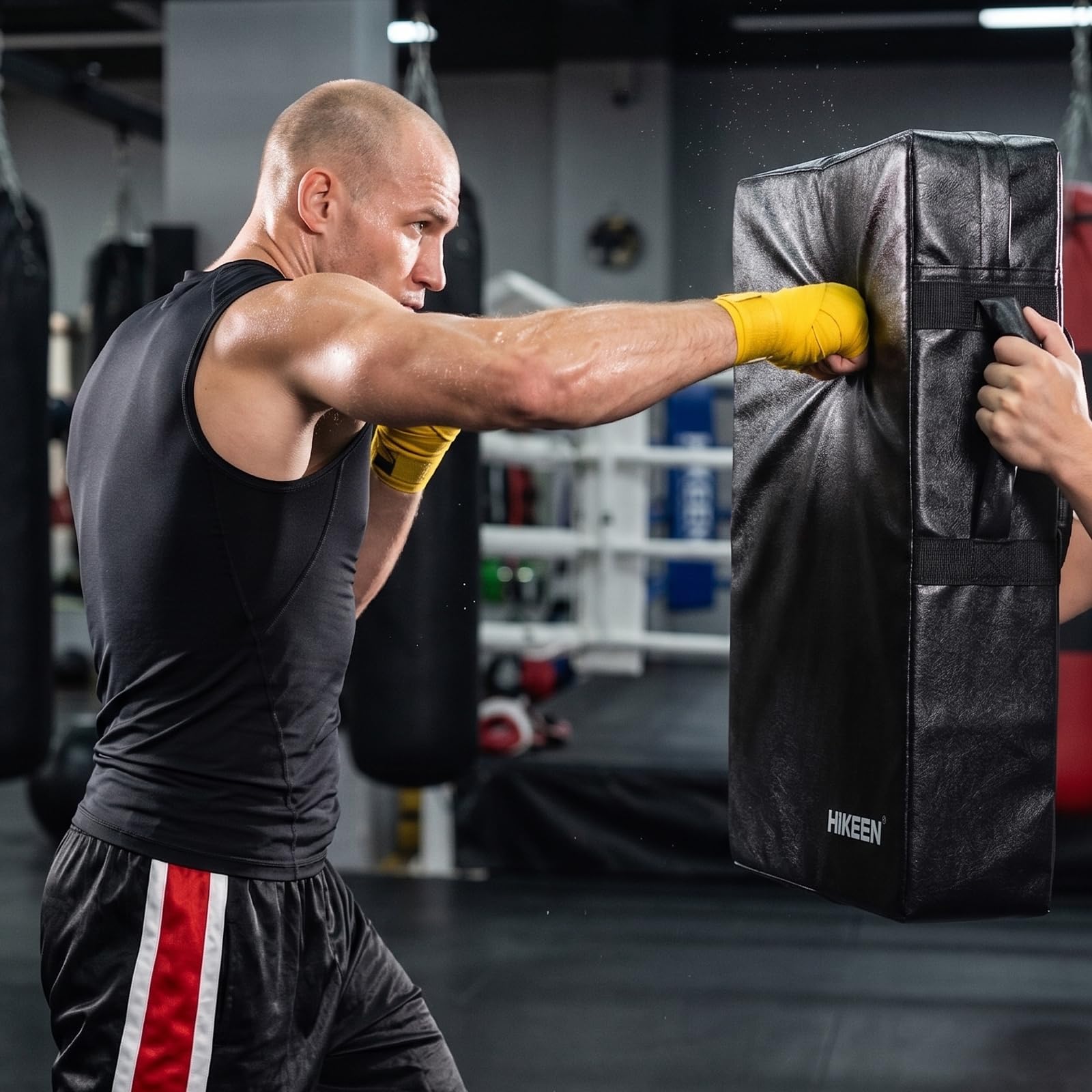Hikeen Cuscinetti protettivi per kick boxing Muay Thai, in schiuma più densa e morbida, per MMA, arti marziali, karate, taekwondo, pugni, piedi, ginocchia e gomiti, 61 x 40,6 cm, con manici (1 pezzo)