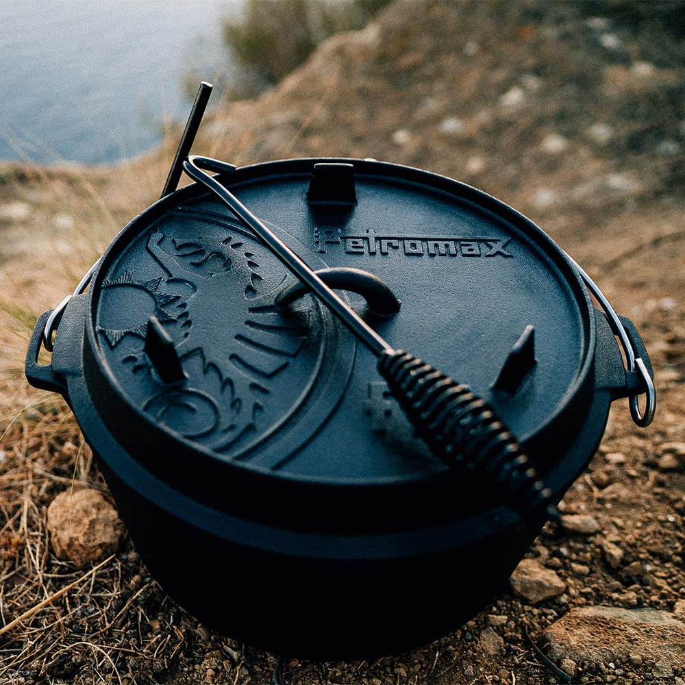 Petromax Feuertopf (Dutch Oven) Set´s (FT6, planer Boden) | Original Gusseisen | mit Deckelheber und Pflegepaste | ohne Einbrennen | Einsteiger-Set | robust & vielseitig