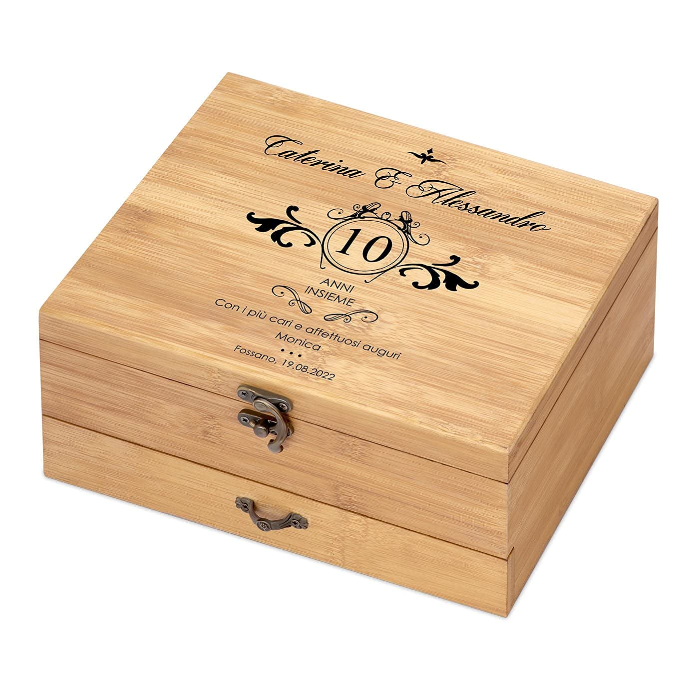 Maverton Accessori da Vino La Dedica - Kit Cavatappi da Vino Personalizzato - Scatola in Legno di bambù + 8 Pezzi di Accessori Vino - Idee Regalo per Anniversario - Insieme