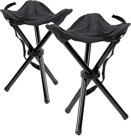 El conjunto de 1 y 2 taburetes trípode para caza/pesca de The Secret Home es resistente, plegable, portátil y versátil. Fabricado con acero y poliéster, es ideal para actividades al aire libre. Medidas: 33 cm de alto, 27 cm de largo y 27 cm de ancho. Incluye bolsa para transportar.