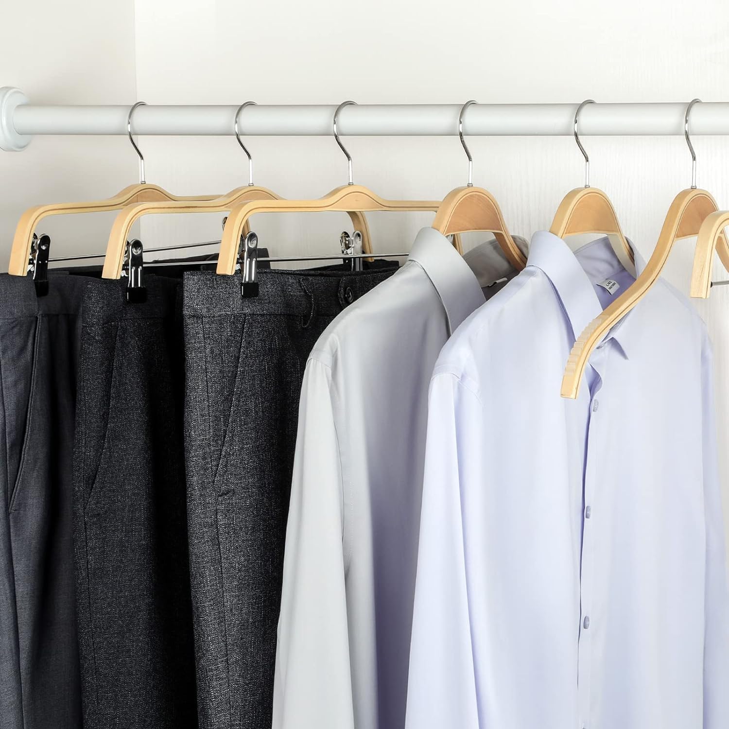 TOPIA HANGER CT15N30 - Perchas Delgadas de Madera Natural con agarres de Goma Antideslizantes extrasuaves, Paquete de 30 Perchas de Moda, Hombros para suéteres, Sudaderas,