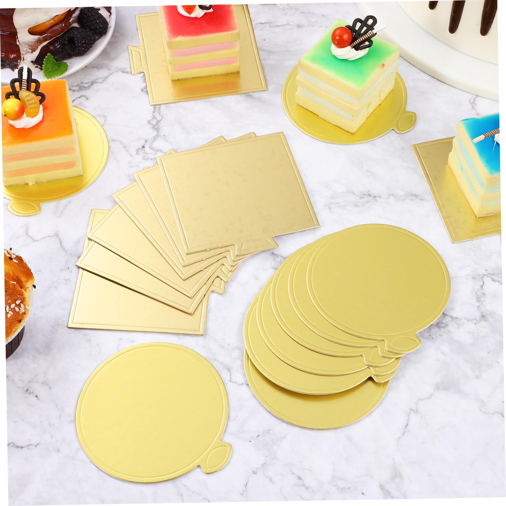 TOPBATHY 200 Pcs Bases de Gâteaux Rondes et Carrées en Papier Doré pour Présentation de Desserts et Mousse Élégante