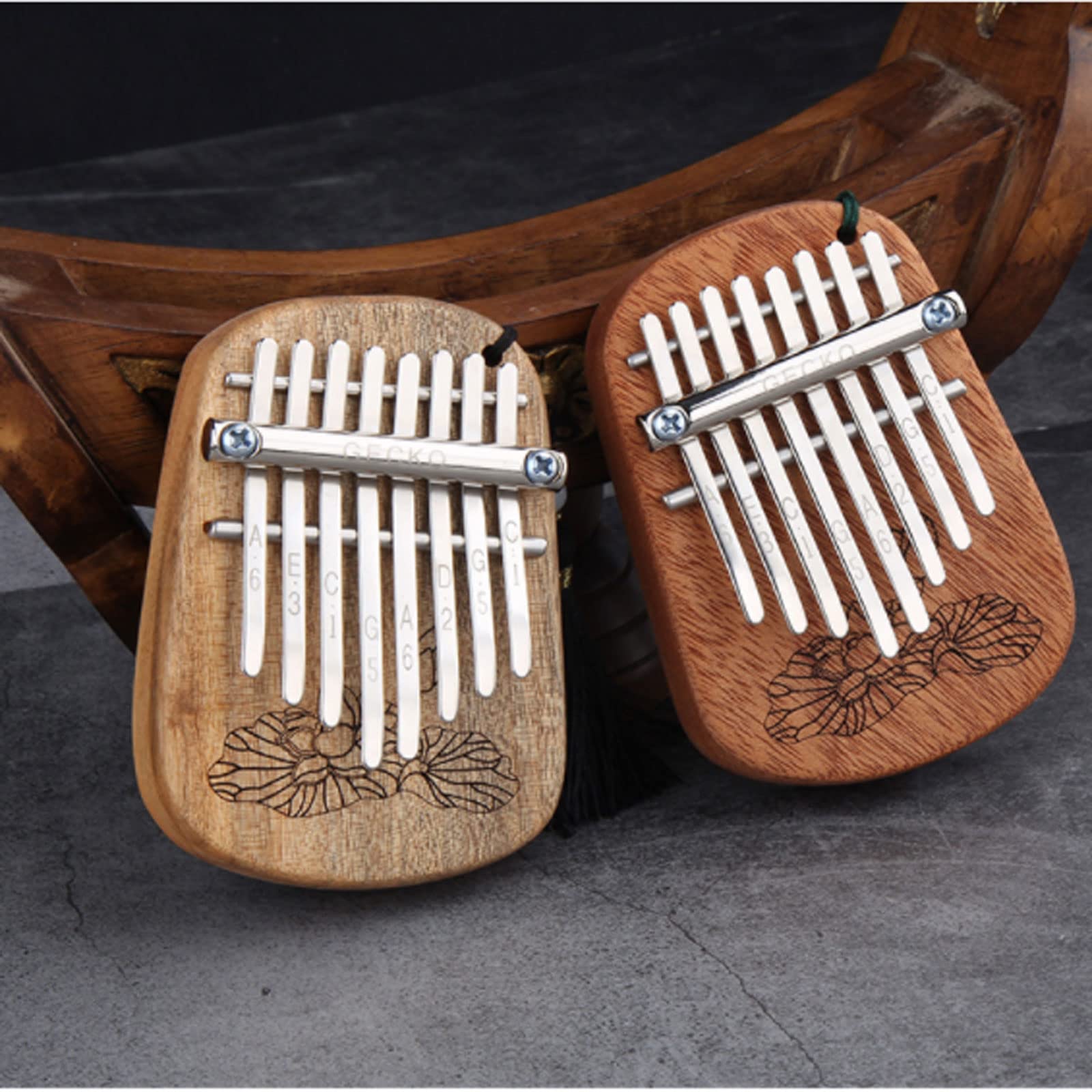 Exquisiter Klang Manuelles Klavier, Mini-Finger-Daumenklavier mit 8 Tasten, graviert mit wunderschönen Lotus-Mustern, Geschenk für Anfänger (Größe: 7,5 x 10,5 cm) Einfach zu Spielen