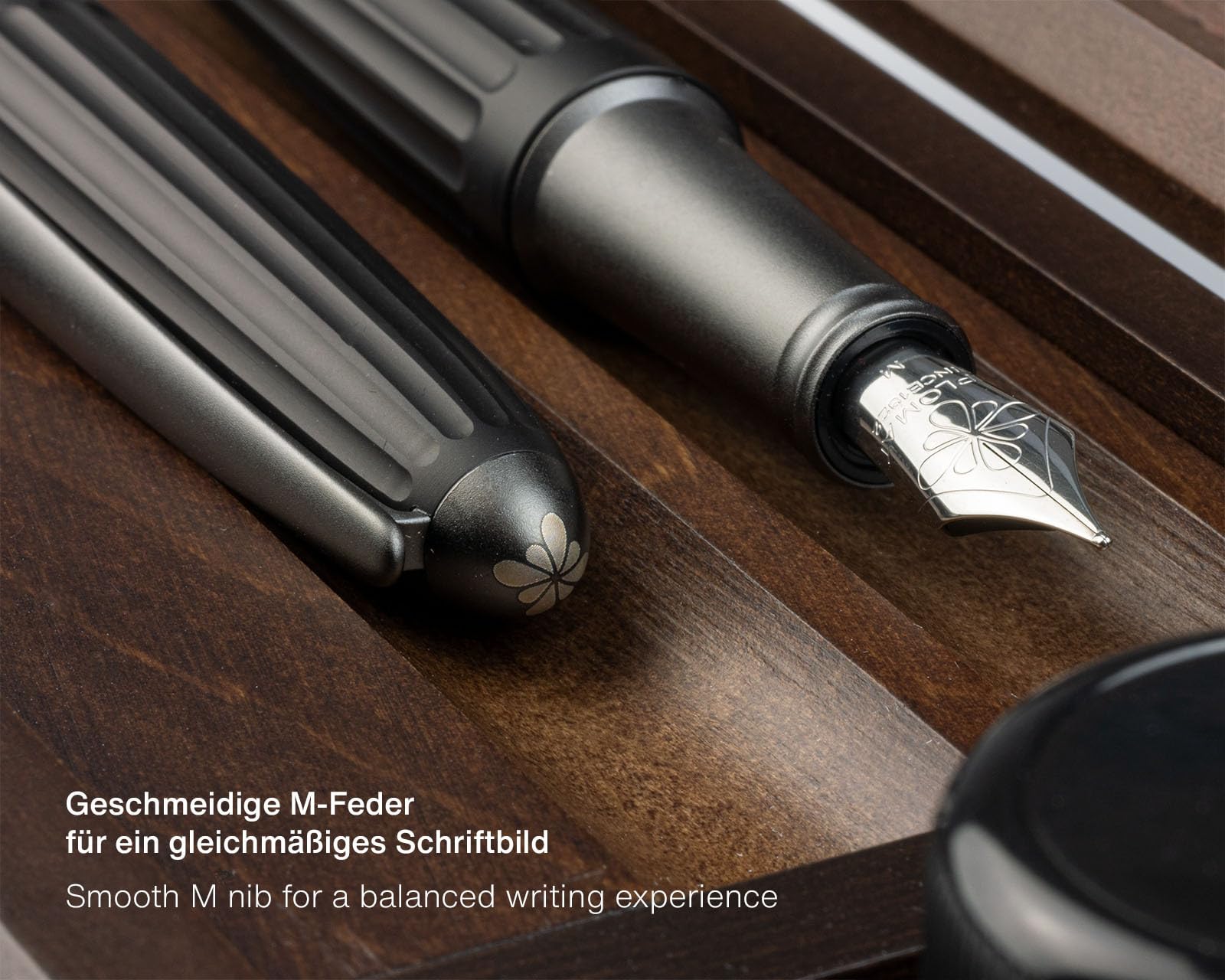 Diplomat Aero Füllhalter-Set Schwarz, Holzbox Wenge | Mit Edelstahlfeder M, 30 ml Octopus Tinte Königsblau, Konverter und Holzschatulle aus Wengeholz als Stifteetui