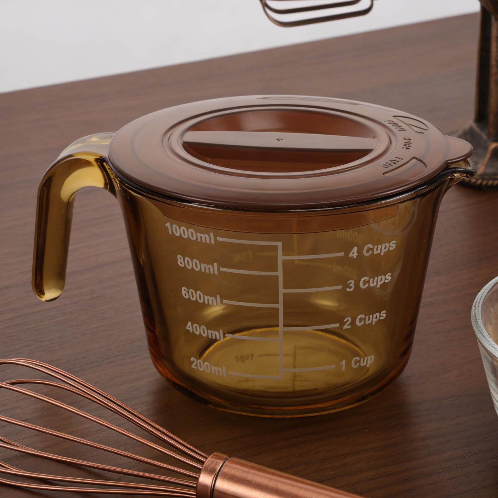 Vaso Medidor de Vidrio de 1000ml con Tapa y Vertedor para Repostería | Graduación Visible, Protección de Frescura, Fácil Limpieza, Color Amarillo, Uso en Cocina y Horneado