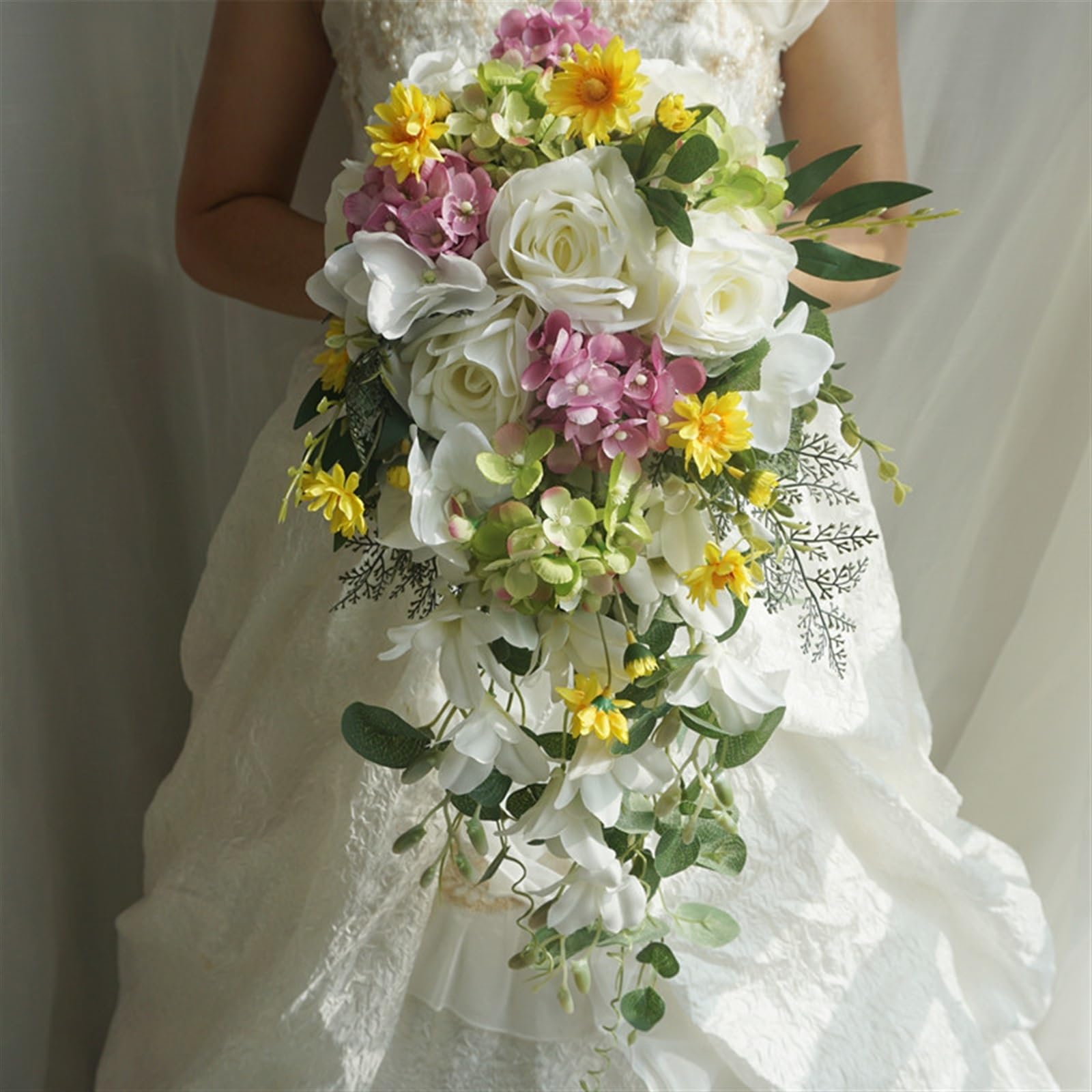 Bouquets de mariage d'automne pour une cérémonie romantique en cascade