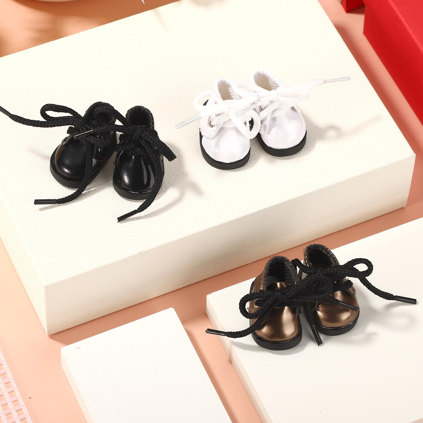 3 Paia di Scarpe per Bambole, 3 Colori in Vinile Mini Scarpe Giocattolo Carine Accessori Abiti Delicati alla Moda per Bambole da 17 cm (Nero, Bianco, Marrone)