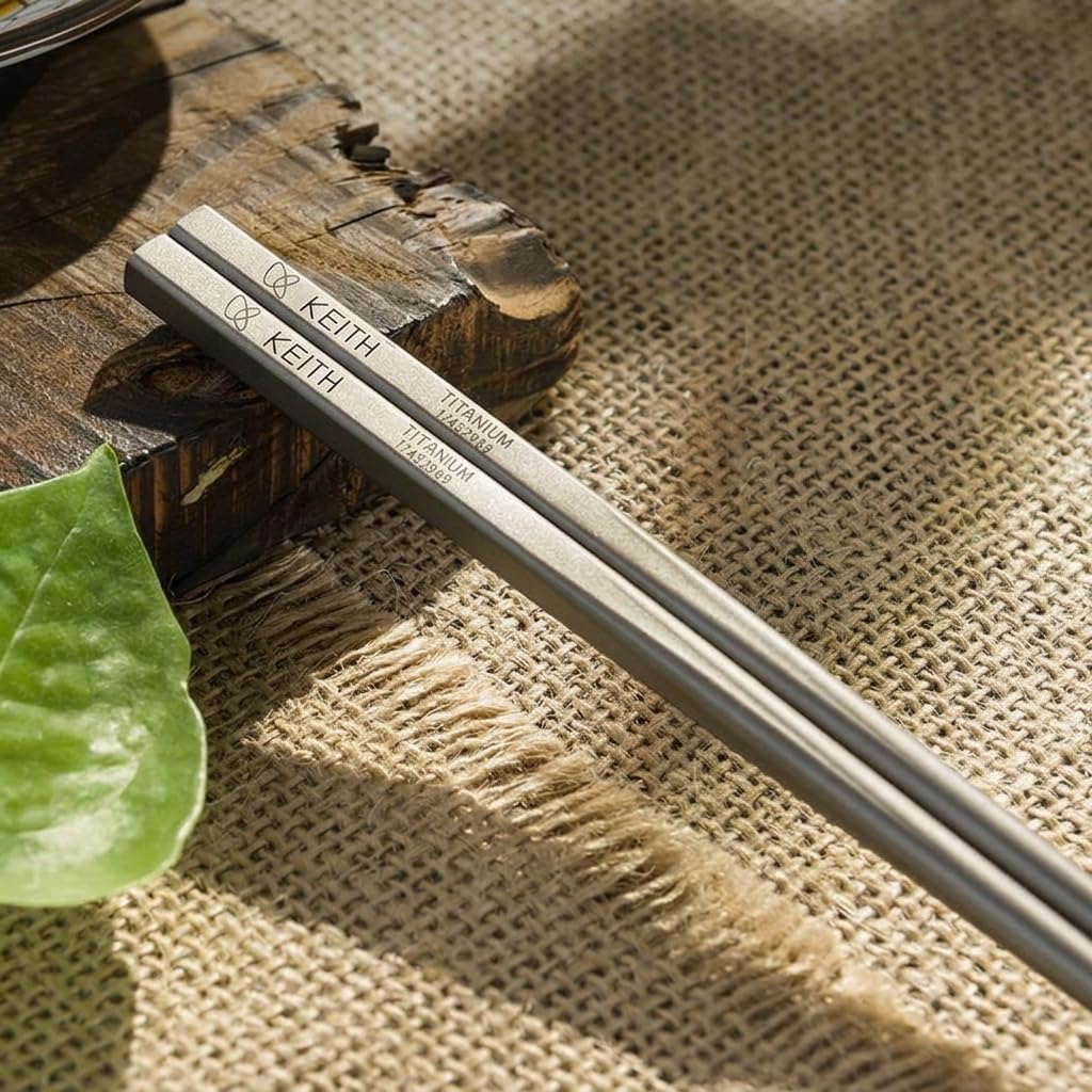 Camping Besteck Set ultraleicht – Tragbares Essbesteck mit Essstäbchen & Etui für Outdoor & Reise, Titan-Hohlstäbchen + 3-teiliges Titanbesteckset + Aufbewahrungsbox