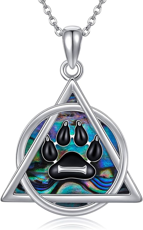 Elegante collar con colgante teriano triangular. Textura suave y cómodo de llevar.