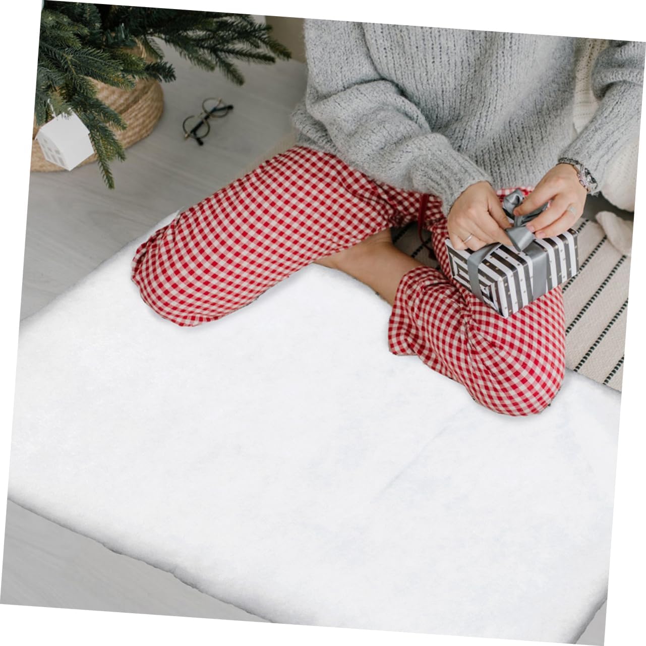 2pcs Thick White Artificial Snow Blanket for Holiday Decor Faux Snow Carpet for Christmas Village Displays Soft Material for Indoor Scenes