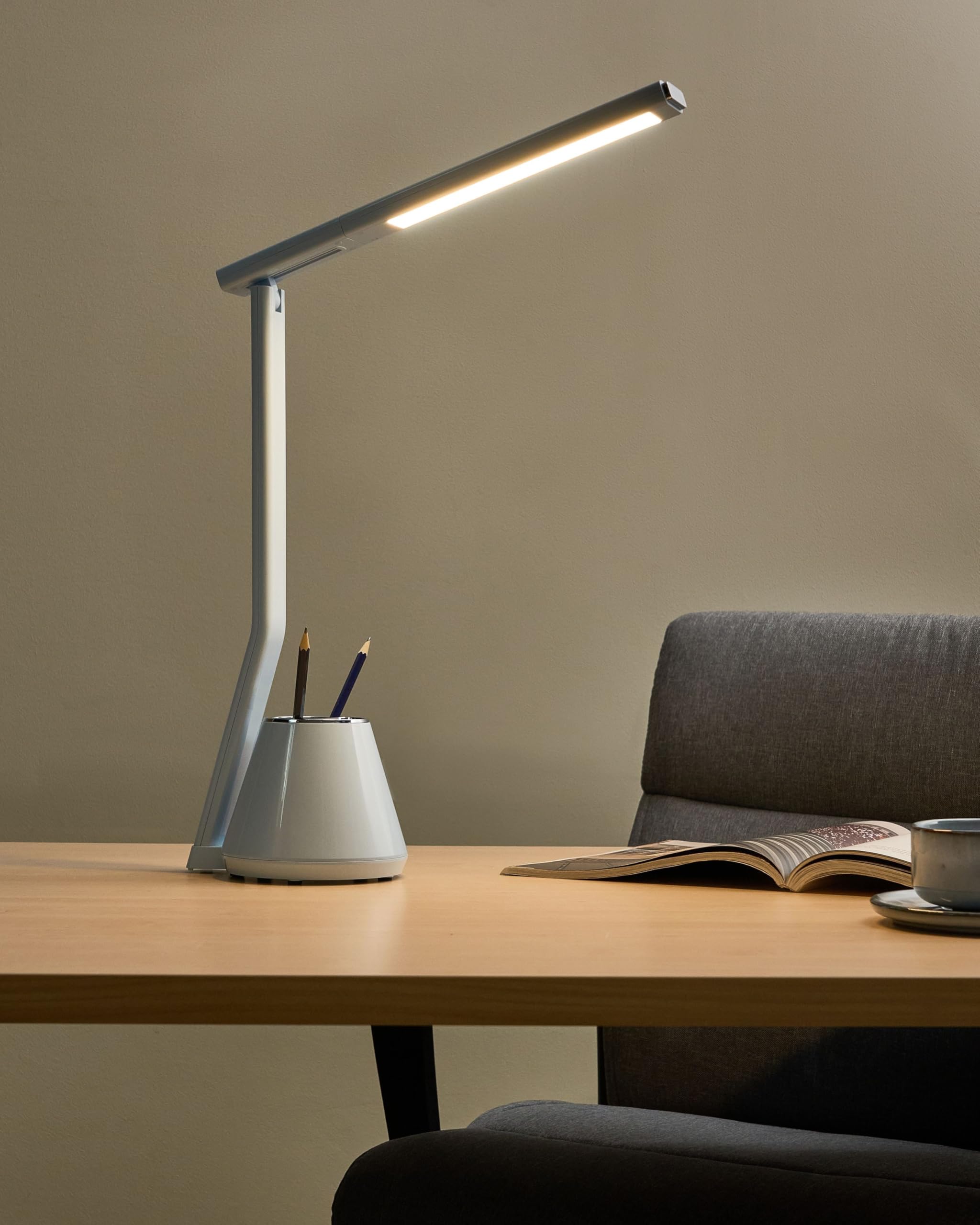 Beliani Lampada da scrivania moderna a LED con portapenne 3 modalità Materiale sintetico Paralume regolabile azzurro