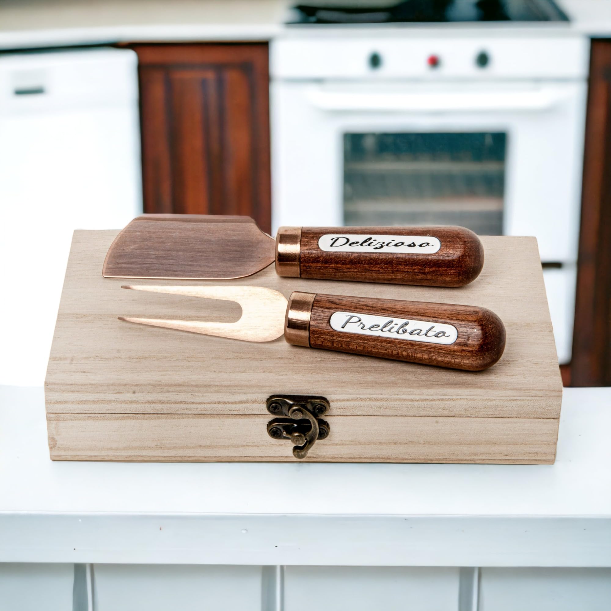 Doni Bomboniere Matrimonio 4PZ Set Coltellini Formaggio con Scritte Partecipazioni Nozze Pensierino Utili Anniversario Cucina sui Manici Prelibato Edelizioso Idee Regalo Complete Originali Economiche