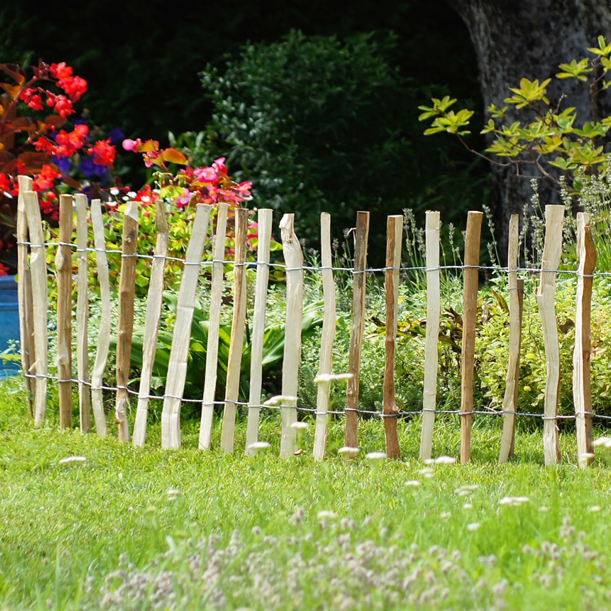 Staketenzaun 90 × 400 cm gerollt – Lattenabstand 7-8 cm | Haselnusszaun zum Stecken für Beeteinfassung & Teichumrandung | Natürliche Deko für den Garten | Holzzaun extra witterungsbeständig