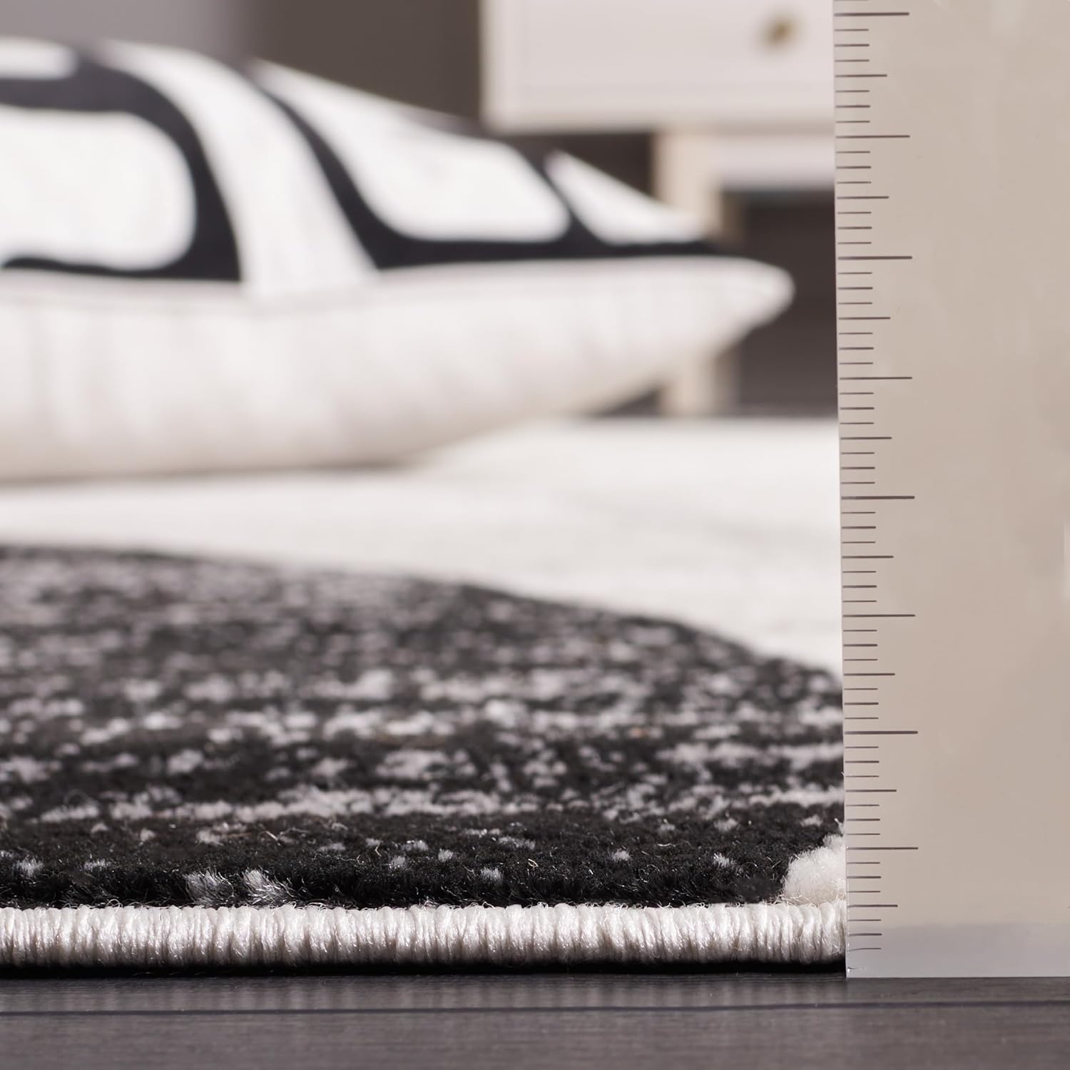 SAFAVIEH Skyler Collection Runner Rug - 2' x 8', Ivory Grey & Black, Modern Design, Non-Shedding & Easy Care, Ideal for High Traffic Areas in Living Room, Bedroom, Dining (SKY115A-28)