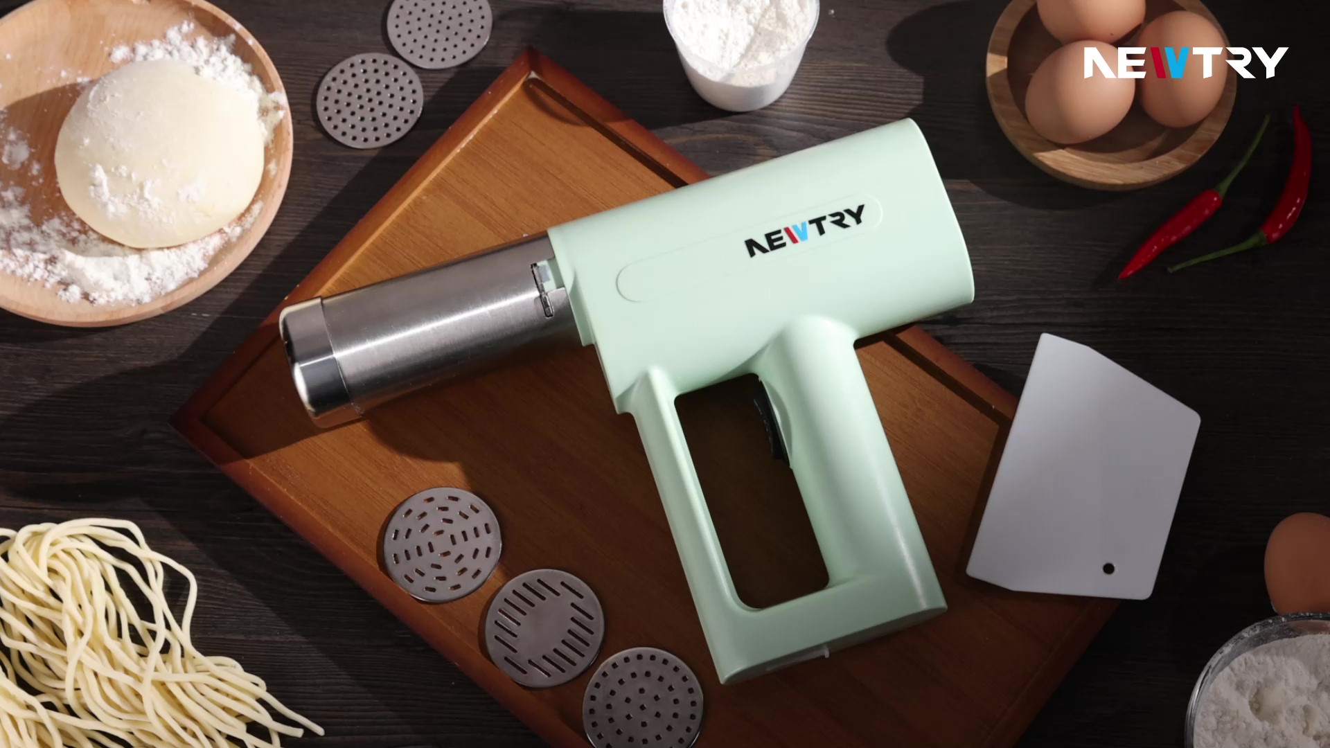 Amazon | NEWTRY 製麺機 手持ち 電動パスタマシン 5種類の金型 充電式