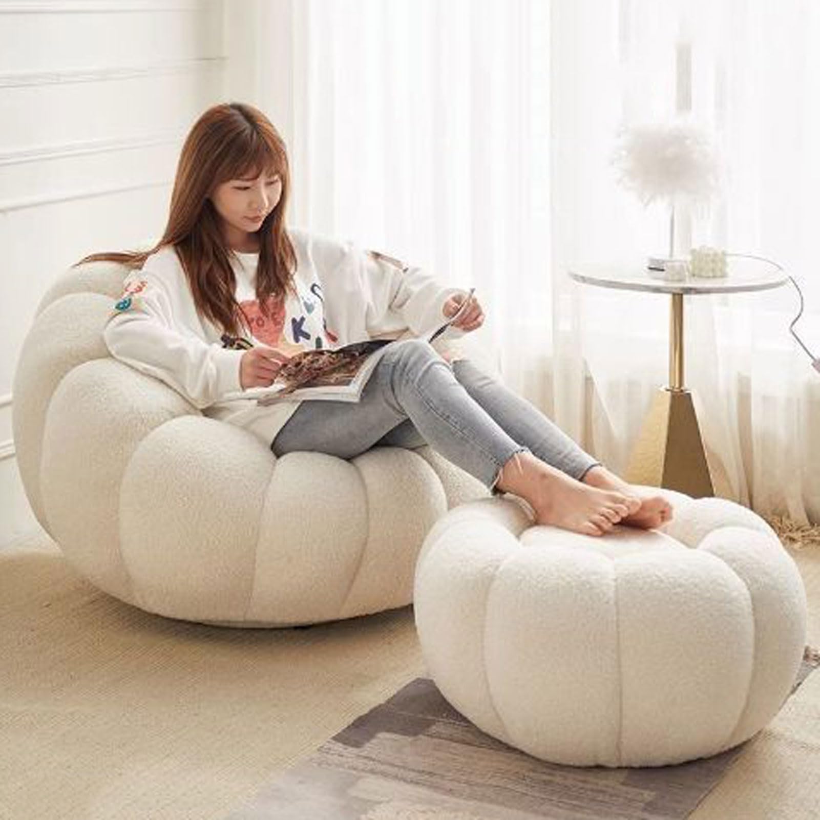 豪華なパンプキンシェイプのレイジーソファチェア。リビングルーム