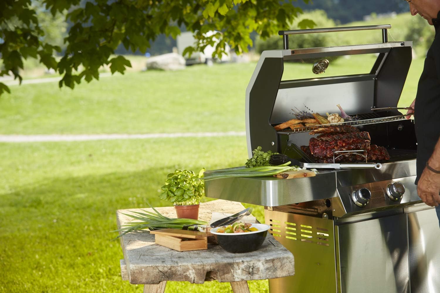 RÖSLE Gasgrill BBQ-Station VIDERO G3 Edelstahl, Grill mit 3 Haupt- und 1 Seitenbrenner, Deckel mit Glaseinsatz & Thermometer, beleuchtete Drehknöpfe, Edelstahl 18/0, Version 2021