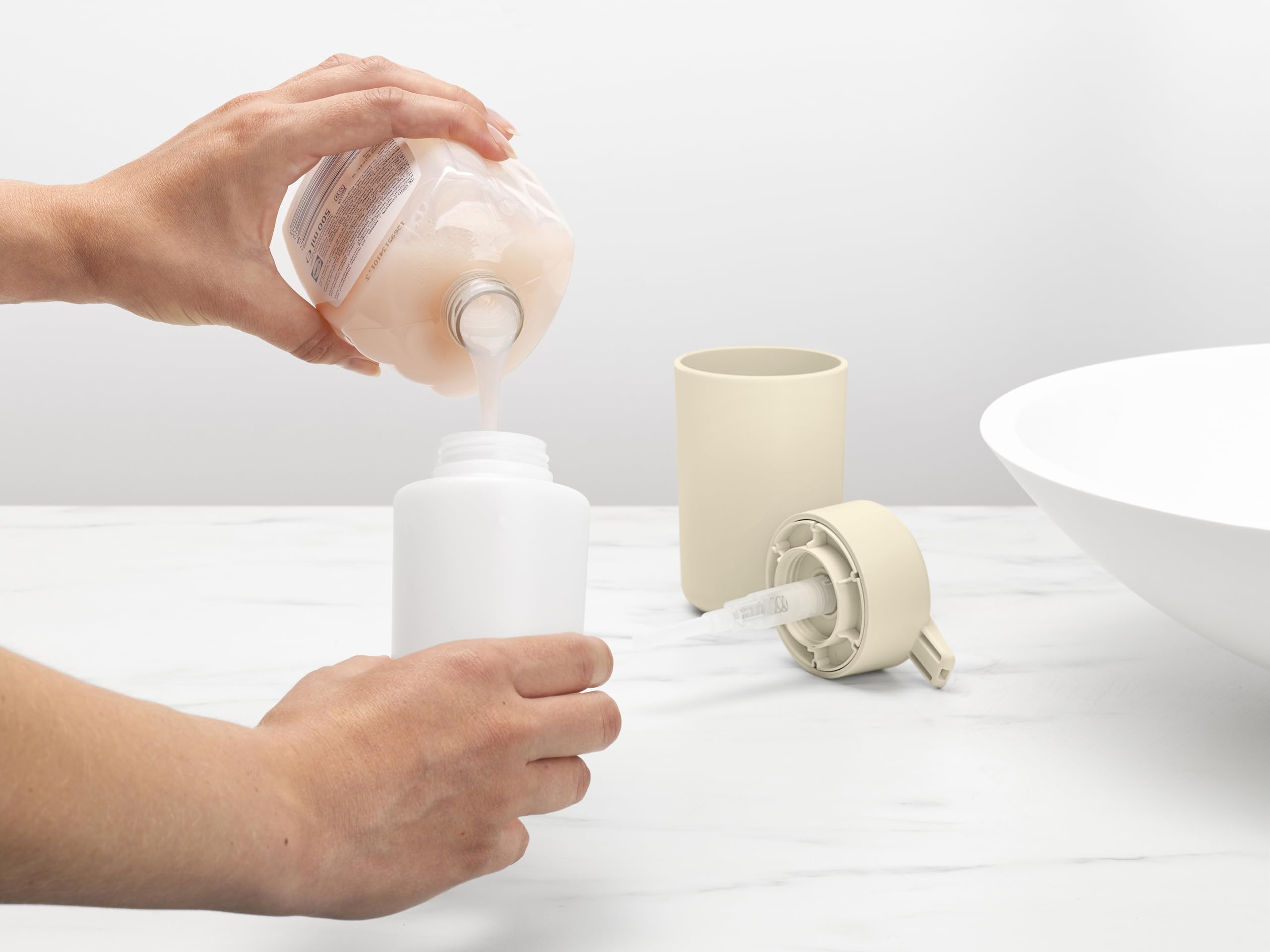 Brabantia - ReNew Dozownik Mydła w Płynie 250 ml - Mechanizm Niekapiącej Pompki - Łatwe Uzupełnianie - Zdejmowany Uchwyt - Antykorozyjny - Stylowe Akcesorie Łazienkowe - Soft Beige