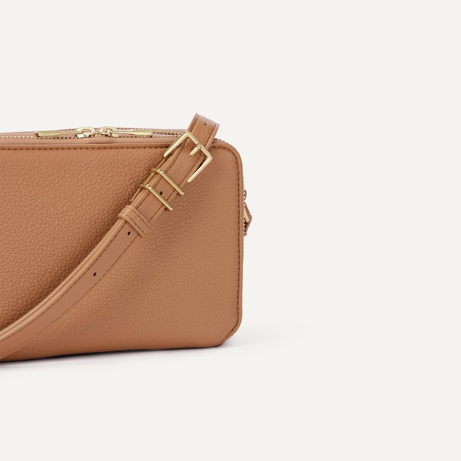 Amazon Essentials Women's Boxy Crossbody Bag