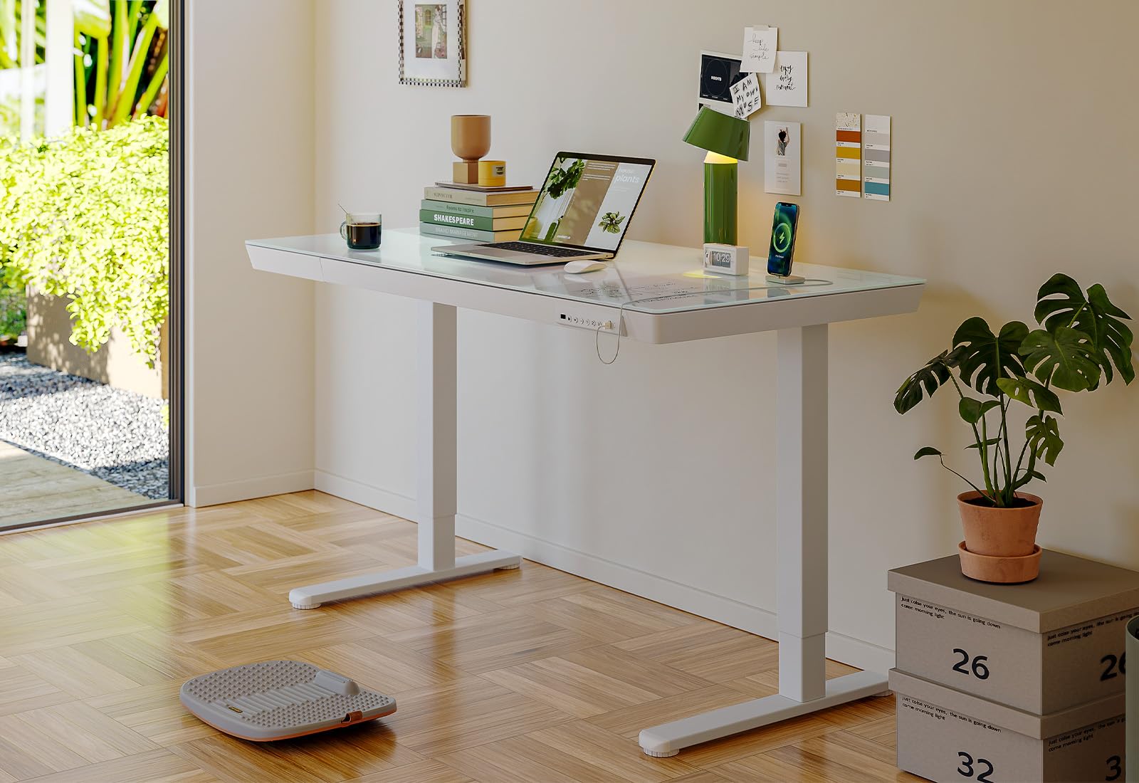 FEZIBO Elektrischer Stehschreibtisch mit Glasplatte, höhenverstellbar, 140 x 60 cm, Homeoffice-Tisch, mit USB-A- bis C-Ladeanschluss, Weißer Rahmen/Weiße Tischplatte