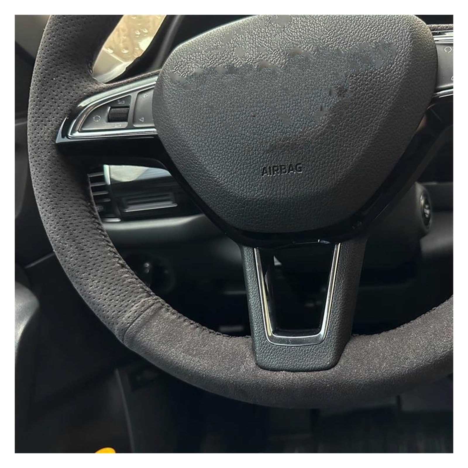 Kierownica samochodowa do Skoda do Karoq dla Kodiaq dla Scout do Yeti 2017 2018 pokrowiec na kierownicę samochodu, skóra zamszowa, akcesoria do wnętrza samochodu, brązowa nić (pomarańczowa nić)