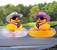 Vista 6 de Decoración de tablero de automóvil de pato de goma con mini sombrero de vaquero, bufanda, anillo de natación, gafas de sol para decoración del hogar