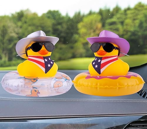 Miniatura 6 de Decoración de tablero de pato de goma para automóvil, adornos de pato amarillo con mini sombrero de vaquero, bufanda, anillo de natación, gafas de