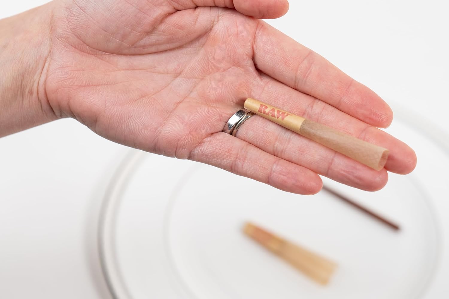RAW Cones Single Size 70/24: 100 Pack - Mini Pre Rolled Cones Rolling Papers & Tips, Classic RAW Paper, 70mm