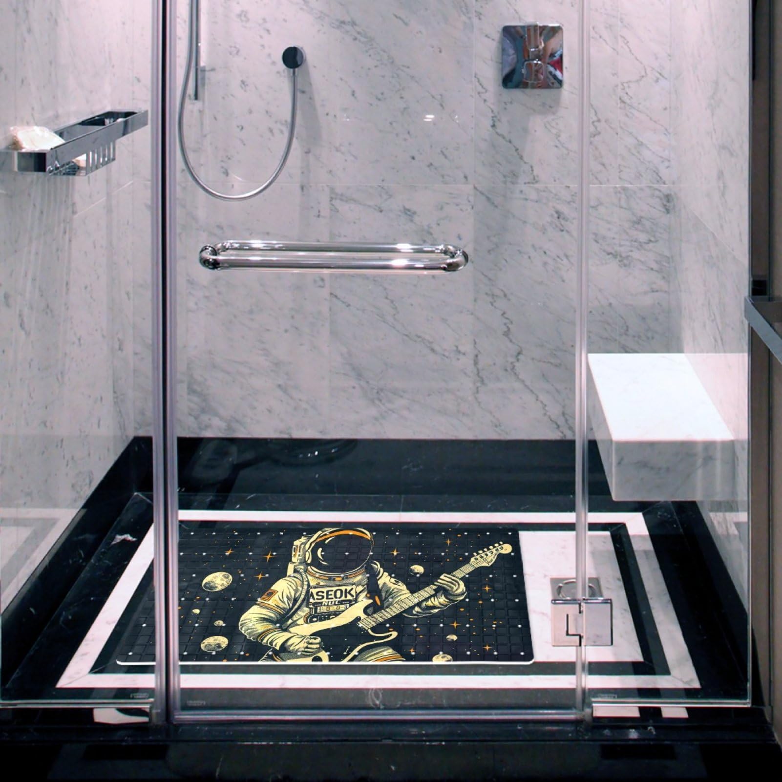 Tapis de bain de qualité supérieure - Antidérapant, facile à nettoyer et sans danger pour toute la famille - Cosmonaute avec violon