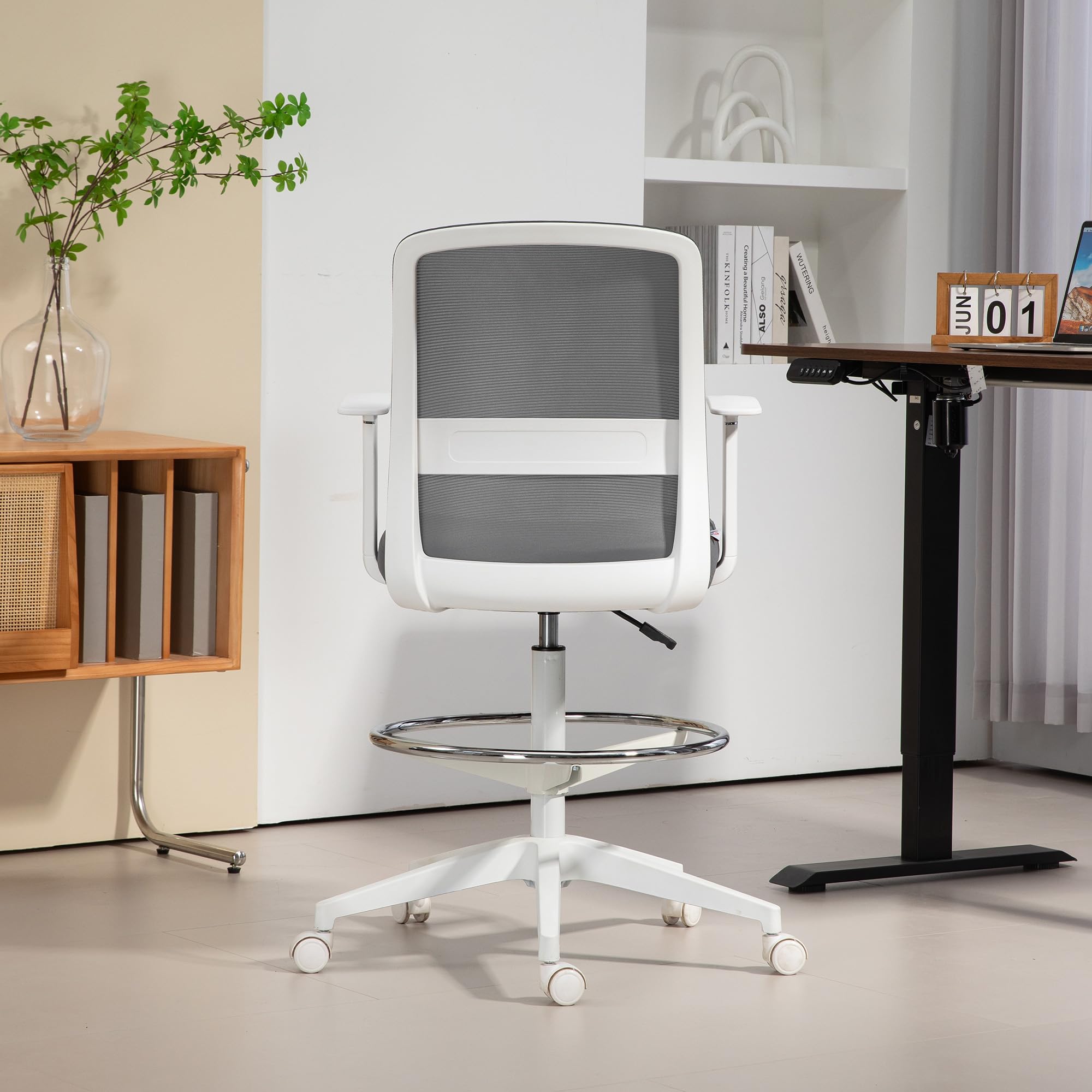 HOMCOM Bürostuhl Hoch Ergonomischer Schreibtischstuhl Armlehnen Grau | Mit Fußring, Höhenverstellbarer Zeichenstuhl, Drehstuhl mit Netzbespannung