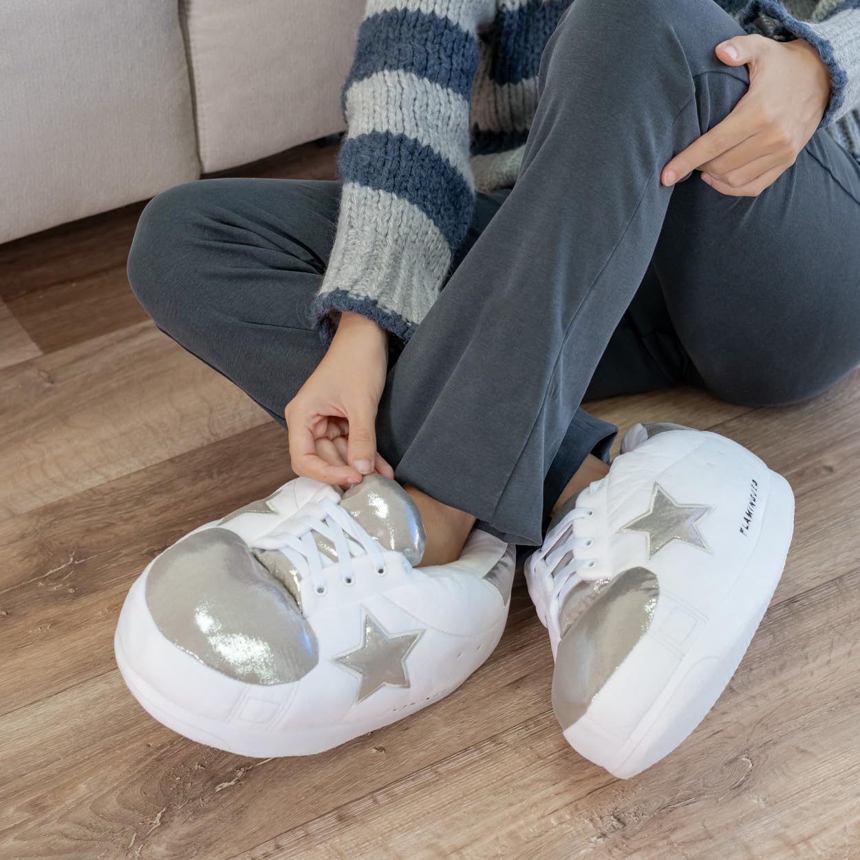 Flamingueo Chausson Sneakers - Chausson Homme, Pantoufle Femme Hiver, Chausson Drole, Unisex, Pantoufle Homme, Cadeau Original, Taille Unique
