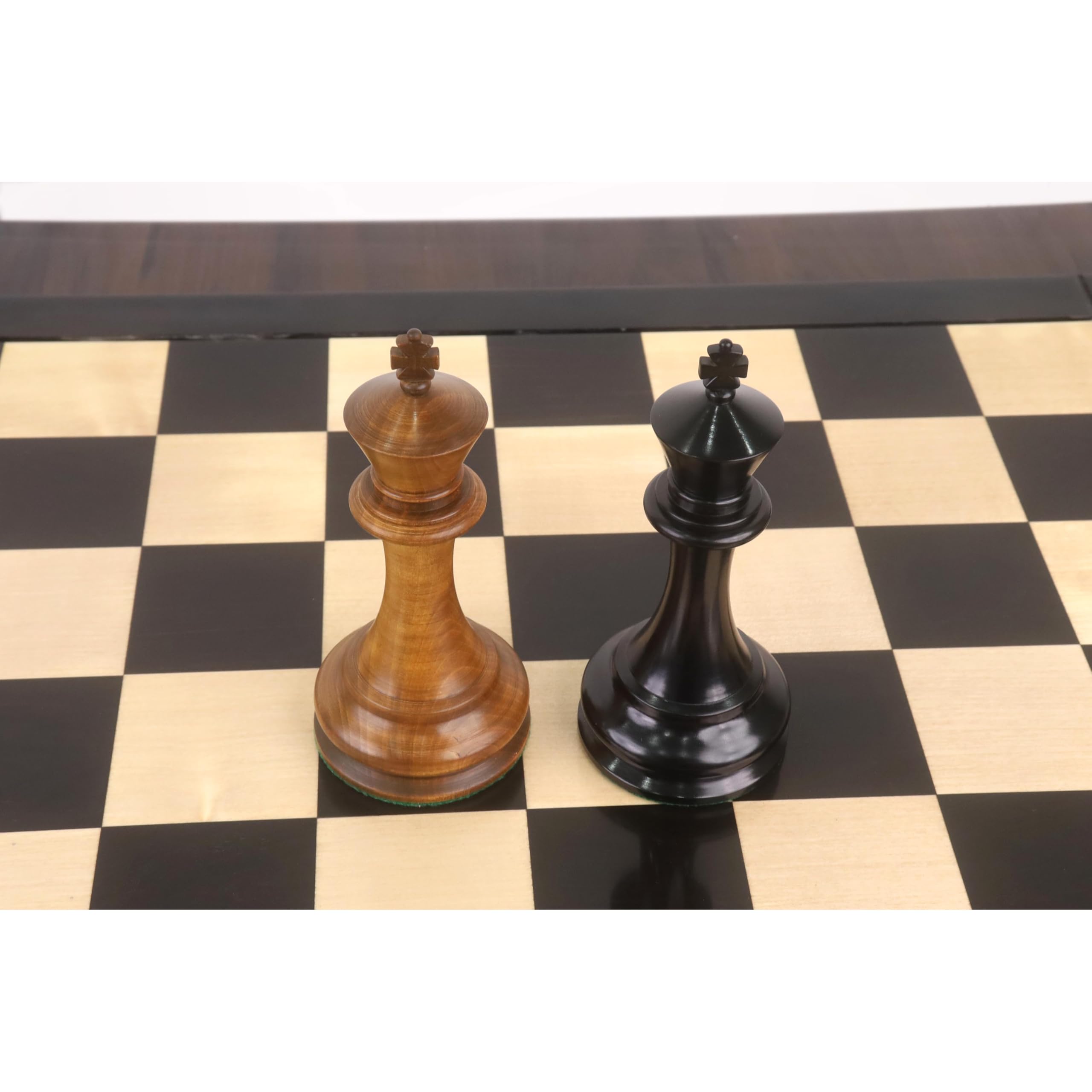 Royal Chess Mall Juego de ajedrez The Giant 1849 Staunton - Sólo Piezas - Ébano y Madera de boj Envejecida - Rey de 6,2 Pulgadas
