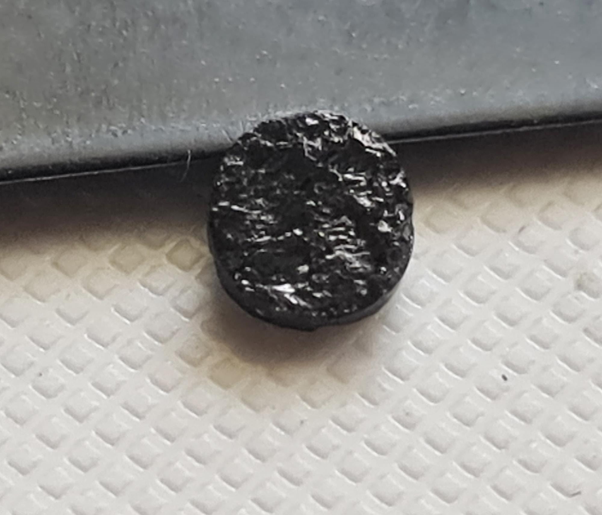 5.2mm Czarne surowe diamentowe tarcze, czarne opony diamentowe, diamentowe kołki, surowy diament w kształcie guzika, luźny czarny surowy diament, 1 szt. - PDD681