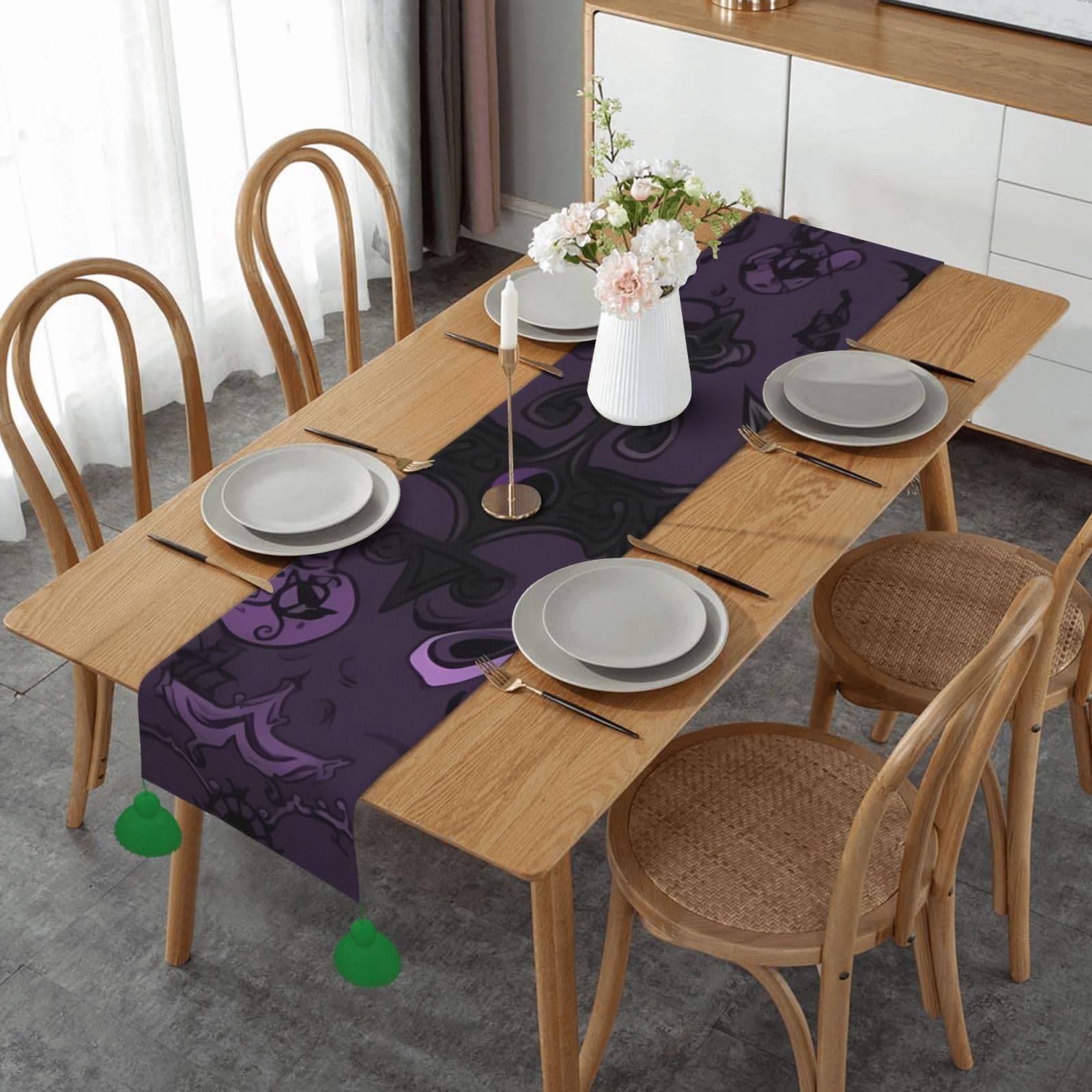 Chemin de table violet et noir, le cadeau déco gothique idéal