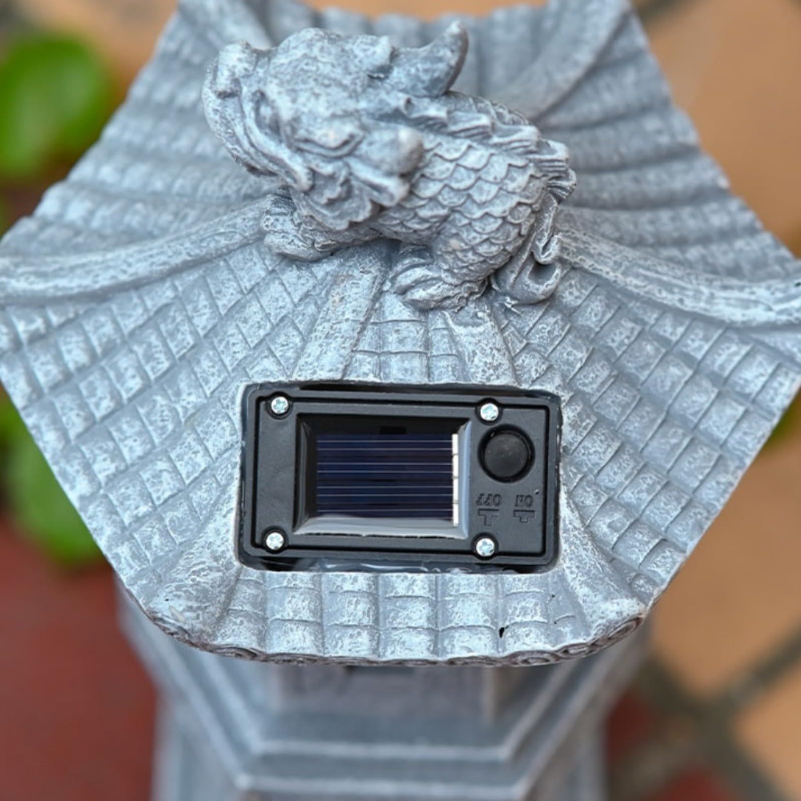 Farol de pagoda alimentado por energía solar, estatua de jardín de resina resistente con luz automática, decoración asiática al aire libre para patio gris (luces de mascota)