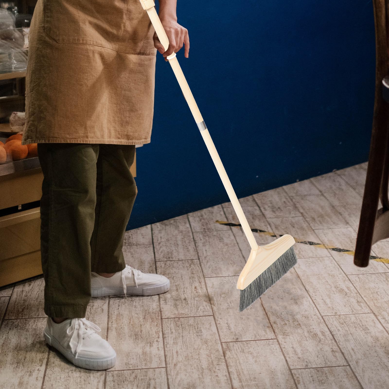 CLISPEED Scopa Setole Morbide in Legno per Pulizia Efficiente di Tappeti e Pavimenti, Manico Lungo Resistente, Facile da Riporre, la Casa