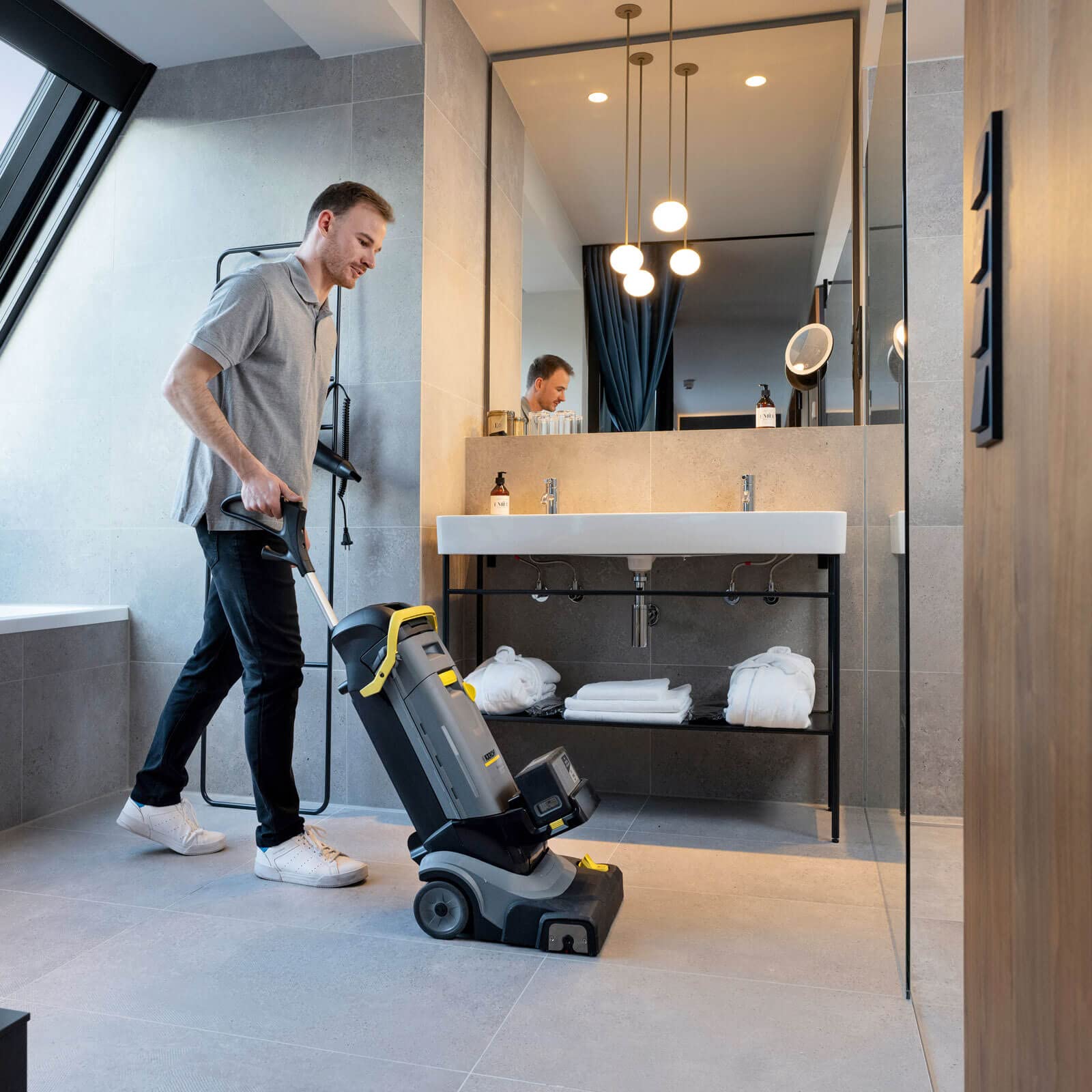 Karcher BR 30/4 C BP Professional - Limpiador de suelos inalámbrico de 36 V y secadora sin pilas