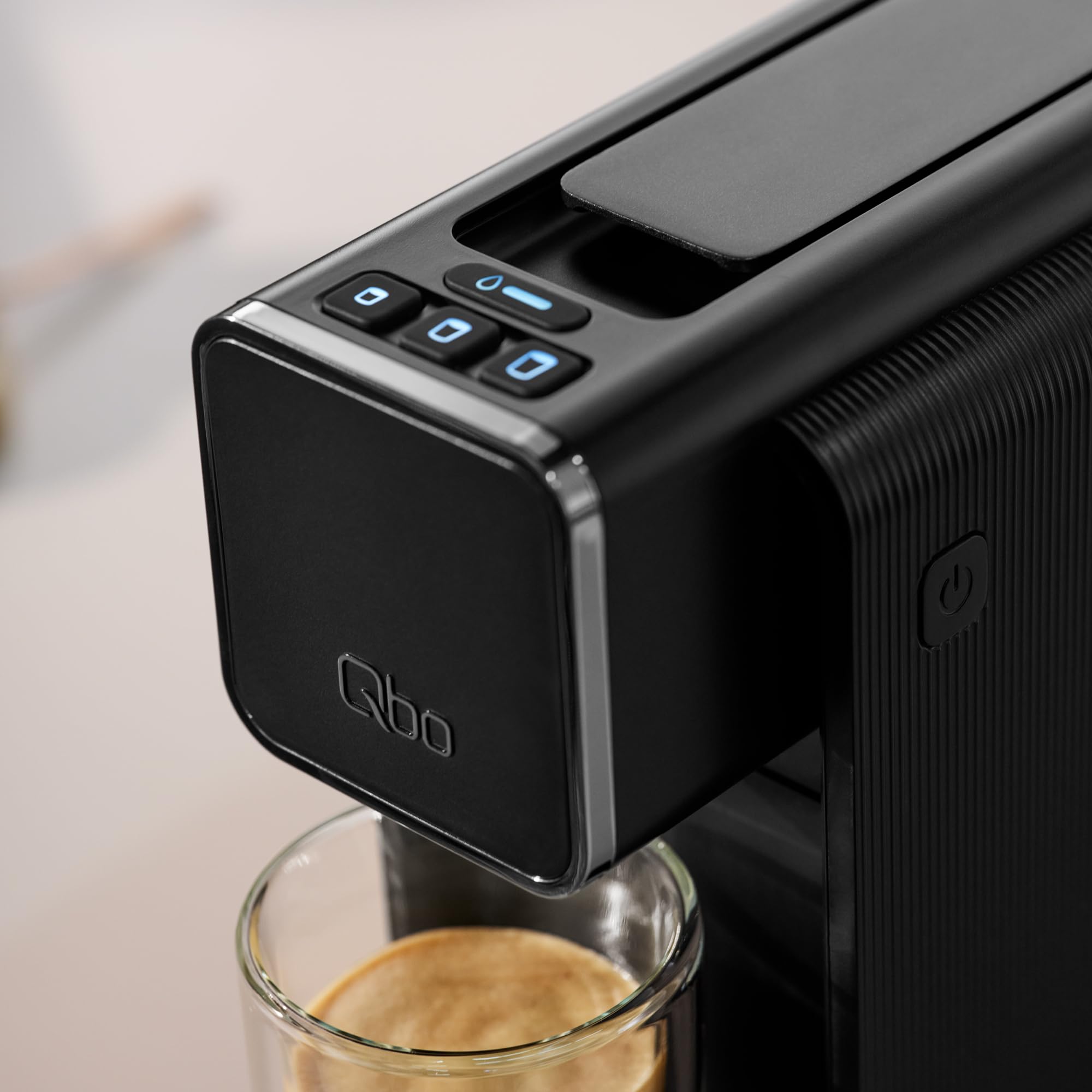 Tchibo Qbo ONE Premium Kapselmaschine inkl. 16 Kaffeekapseln für Espresso, Caffè Crema, Caffè Grande, Soft Black
