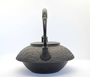 Amazon｜岩鋳 Iwachu 鉄瓶 18型東屋 黒焼付（釜焼） 1.2L 直火用