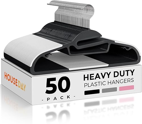 HOUSE DAY Paquete de 50 perchas de plástico resistentes que ahorran espacio, perchas antideslizantes con almohadillas de goma, perchas duraderas