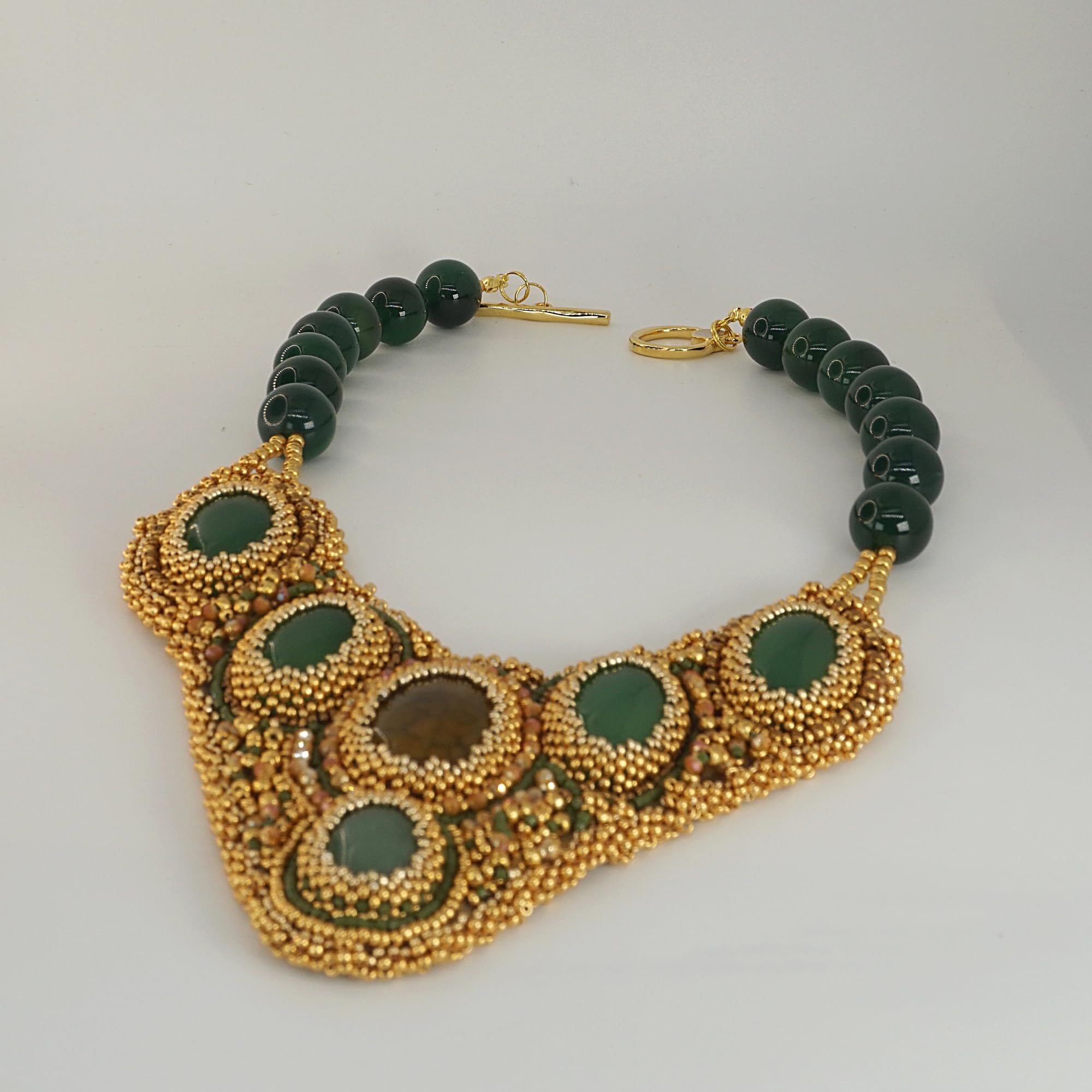 collana vistosa bigiotteria handmade con pettorina ricamata perline vetro oro e verdi e pietre dure verdi