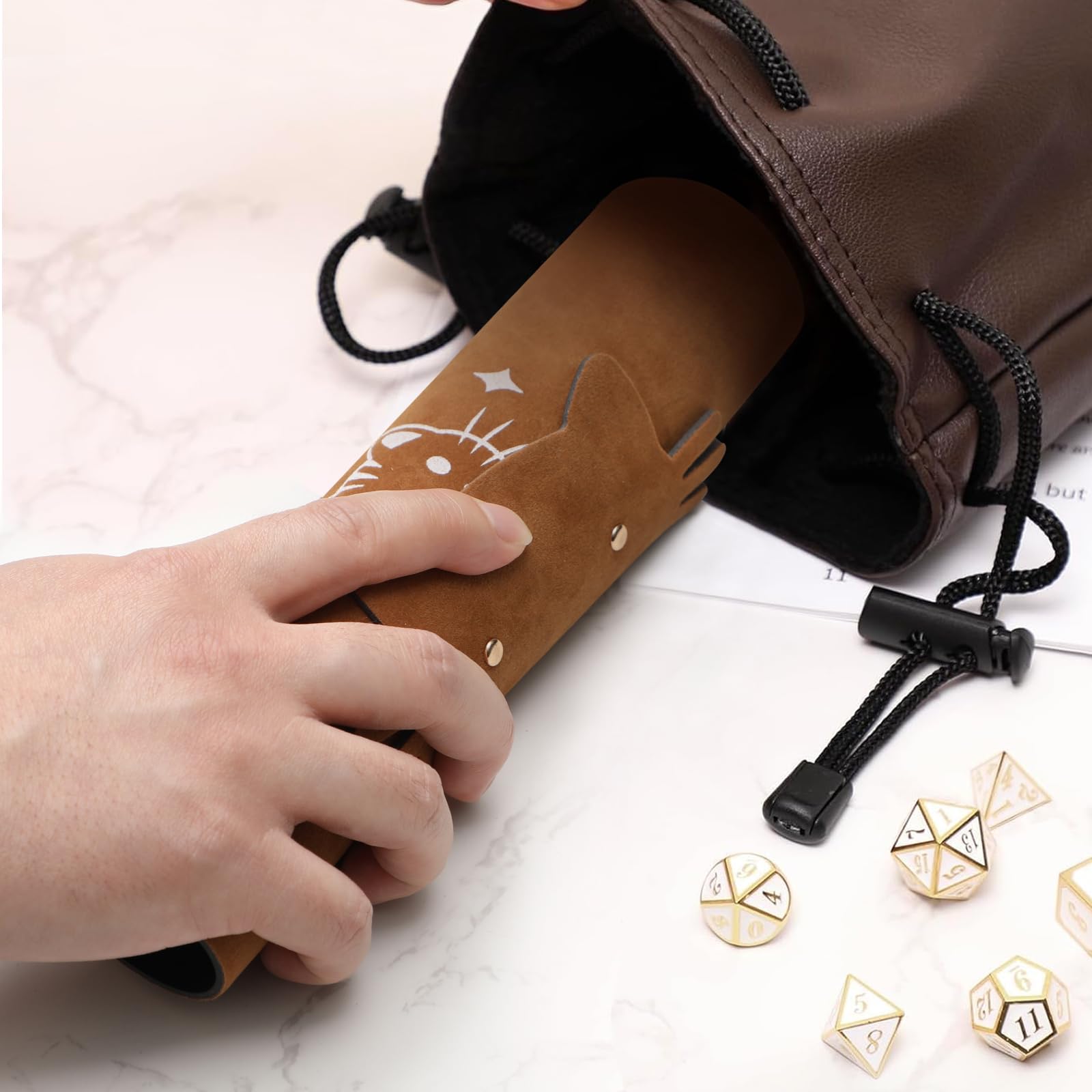 Würfeltablett mit Katzenmotiv, Faltbarer Würfelhalter aus Leder, tragbarer Würfelaufbewahrungs-Organizer, lustiges Geschenk für DND-RPG-Spieler (Braun)