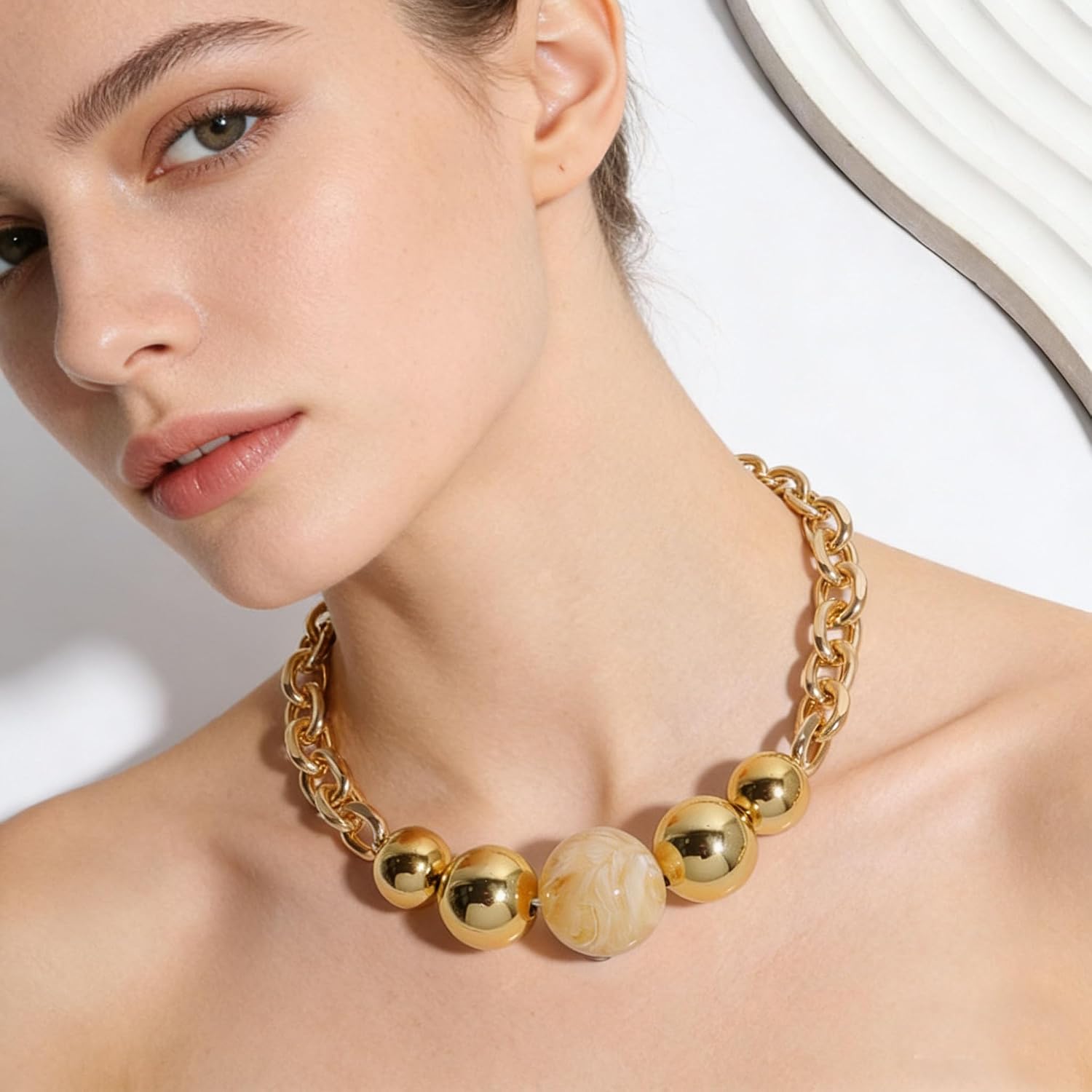 Gold Chunky Chain Necklace for Women Retro Adjustable Resin Beaded Choker Necklace Minimalist Holiday Style Costume Jewelry for Women