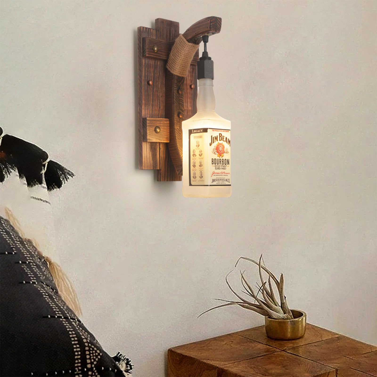 Decoracion de pasillo oscuro solucionada con aplique de pared vintage E27 de madera 8