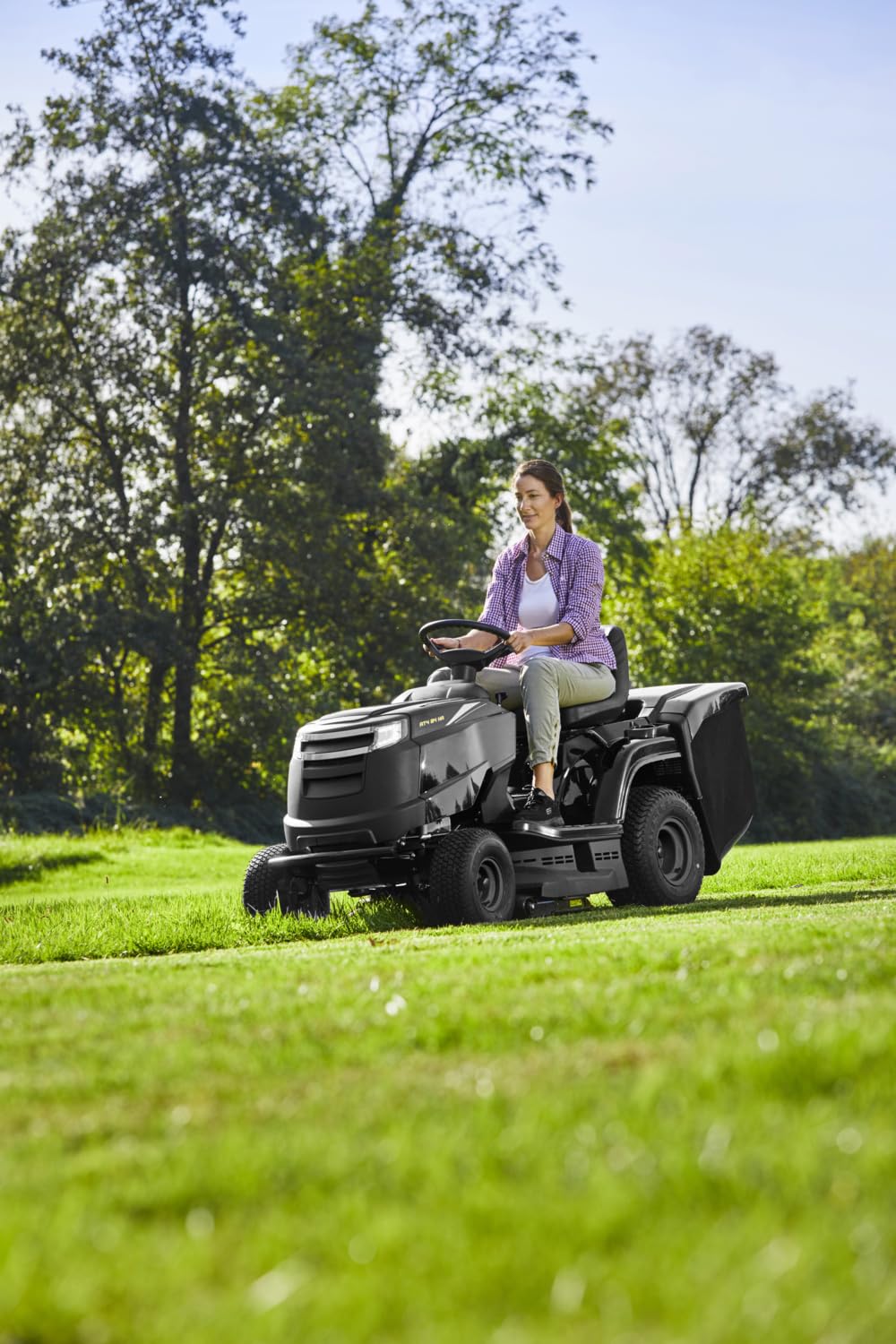 Alpina AT4 84 HA a Trattorino da Giardino, 5,8 kW, 84 cm – Trasmissione Idrostatica a Pedale, Sacco 200 L – Prati fino a 3.000 m²