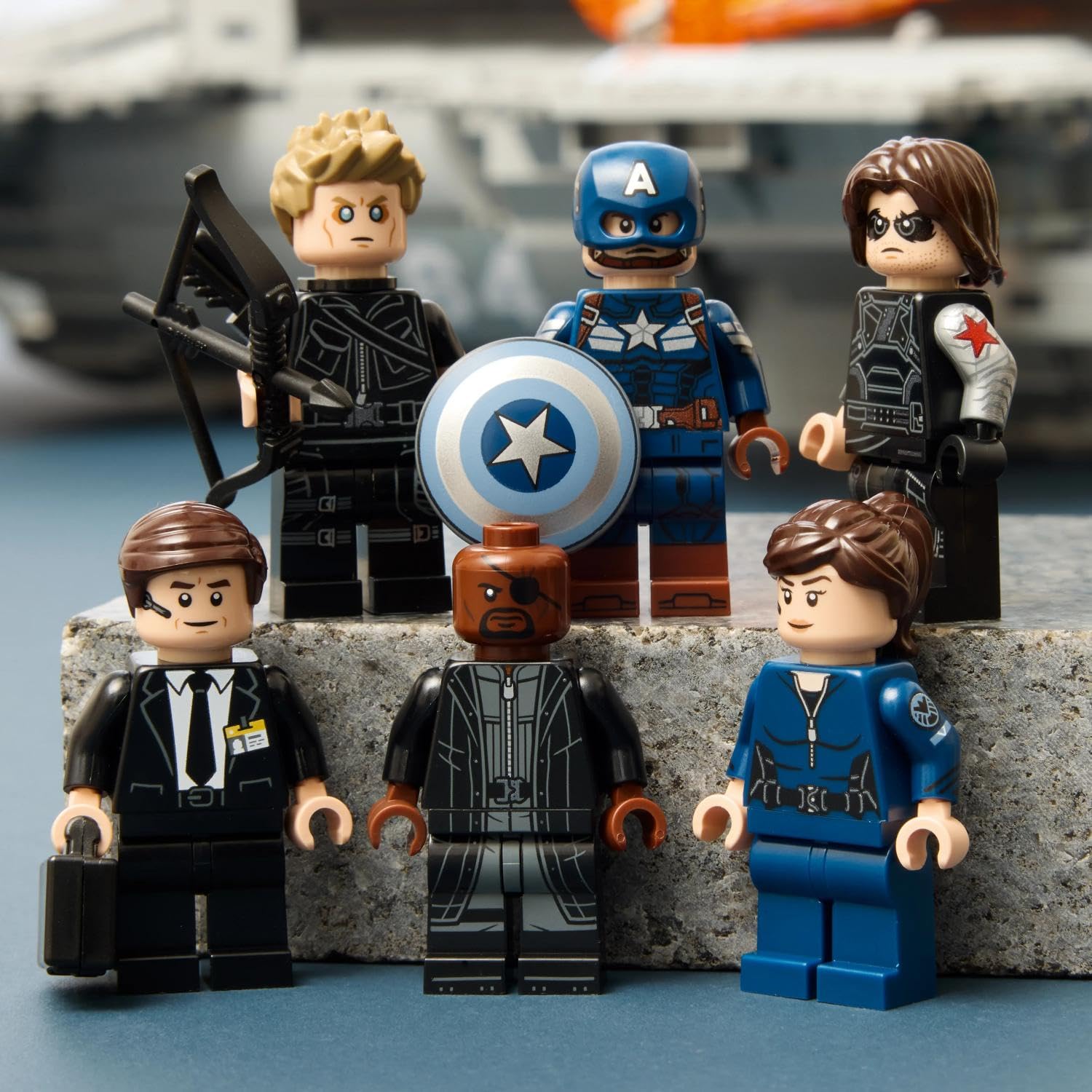 LEGO ǀ Marvel Elivelivolo S.H.I.E.L.D. - Kit di Modellismo per Adulti - 6 Minifigure, tra cui Captain America e Nick Fury - Decorazione per Mensola Fai da Te - Regalo per i Fan degli Avengers - 76354