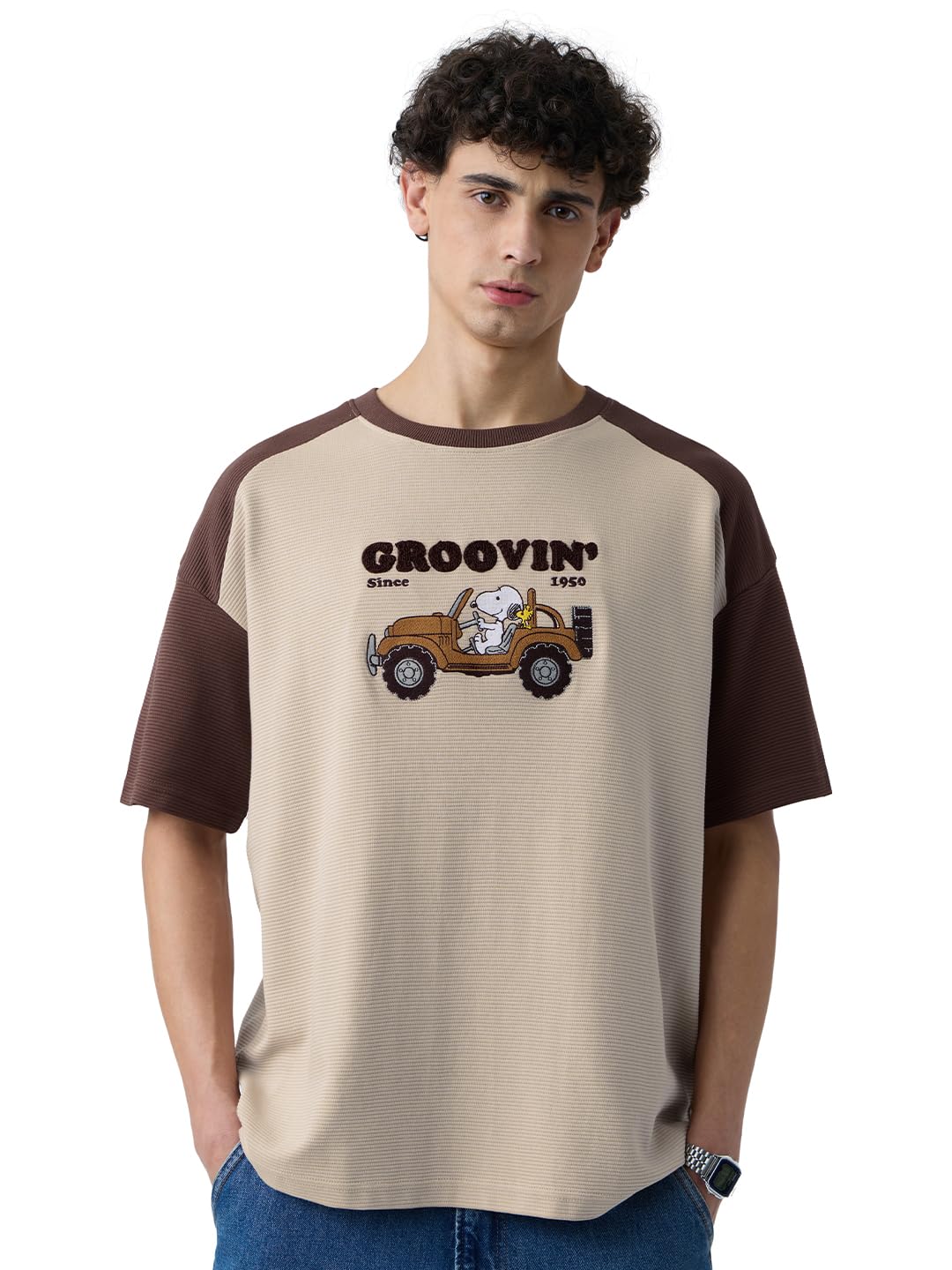 The Souled Store Ottoman: Peanuts Groovin - Camiseta de manga corta para hombre y niño, cuello redondo, algodón bordado marrón, de gran tamaño