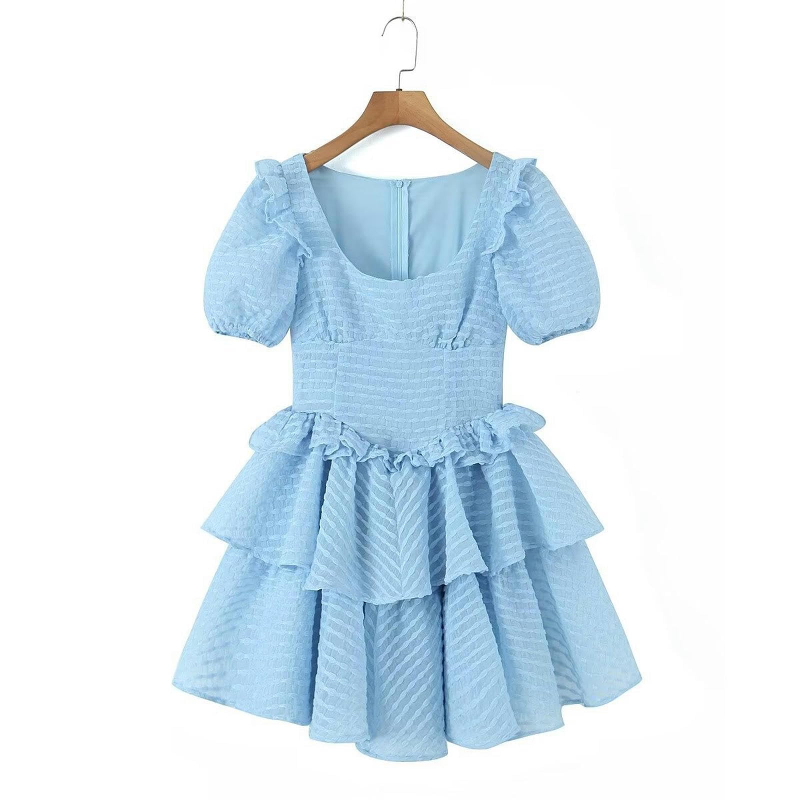 Jupe de gâteau bleue à manches bouffantes pour un look rétro chic en terrasse