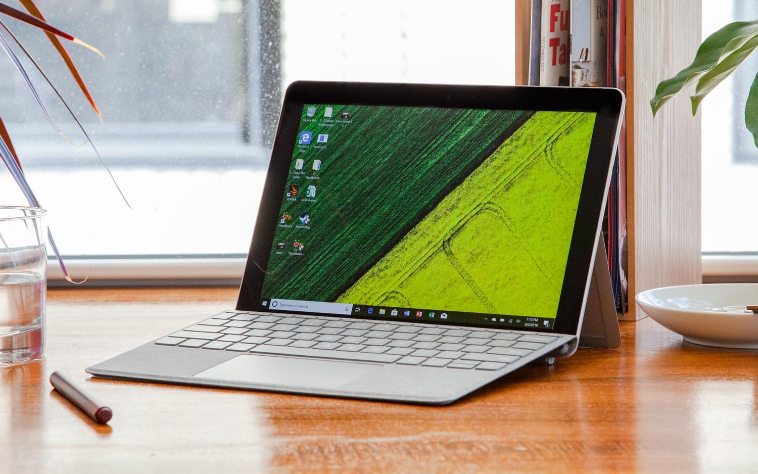 Microsoft Surface Go Laptop, 10 Zoll (1800 x 1200), Intel Pentium 4415Y, 4 GB RAM, 64 GB SSD, japanische QWERTY-Tastatur, Webcam, Windows 11 Pro (generalüberholt)