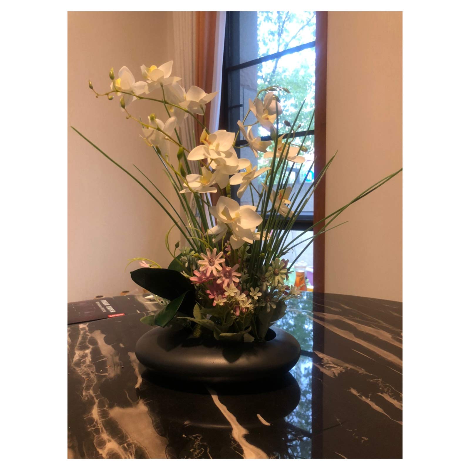 Sztuczne kwiaty phalaenopsis, sztuczne orchidee, bonsai – elegancka orchidea gołębi z liśćmi w doniczce, kompozycja kwiatowa Phalaenopsis w doniczce ceramicznej